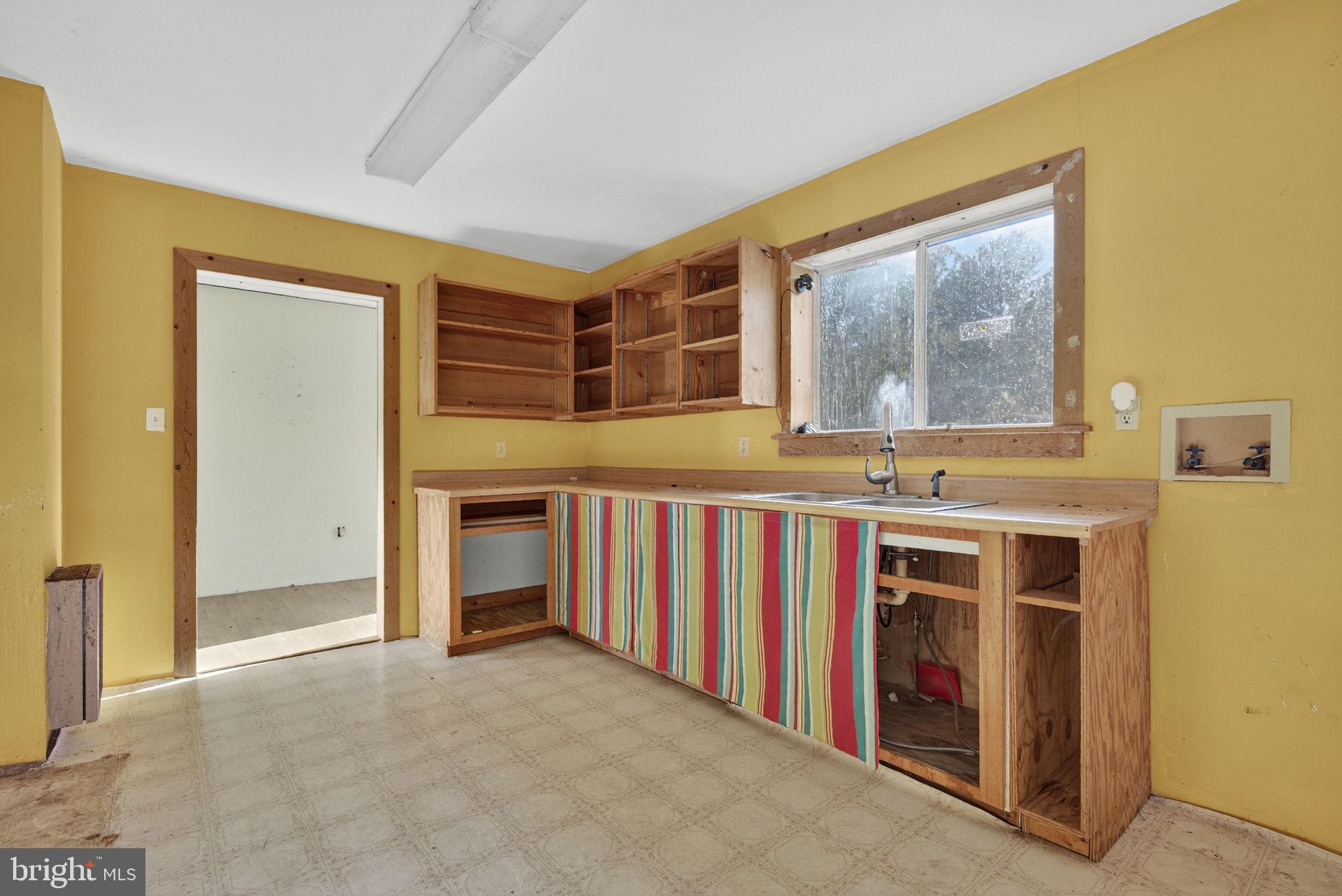 Hume, Virginia, 22639, United States, 7 Bedrooms Bedrooms, ,3 BathroomsBathrooms,Residential,For Sale,1943038