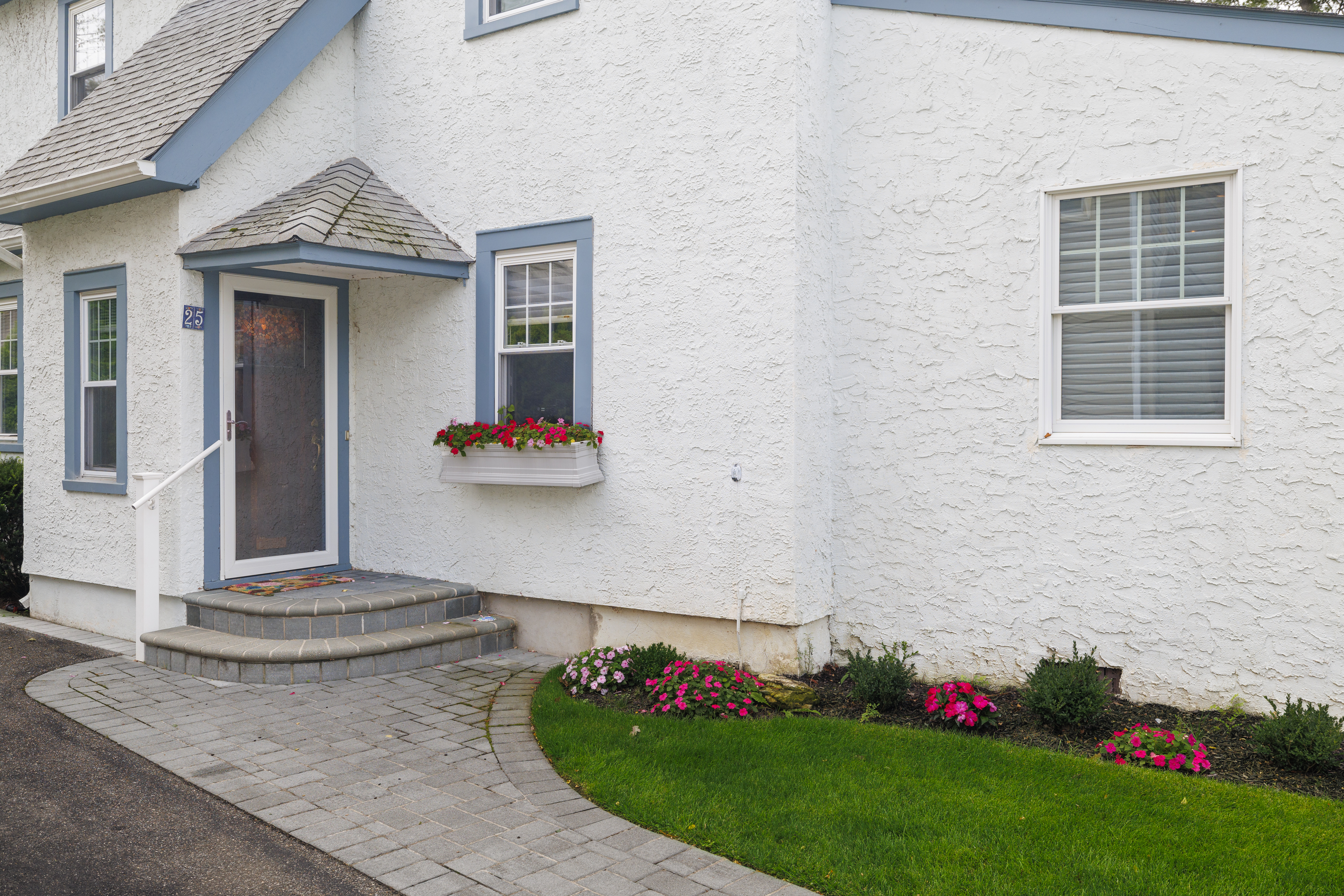 25 Loel Court, Rockville Centre, NY, 11570 