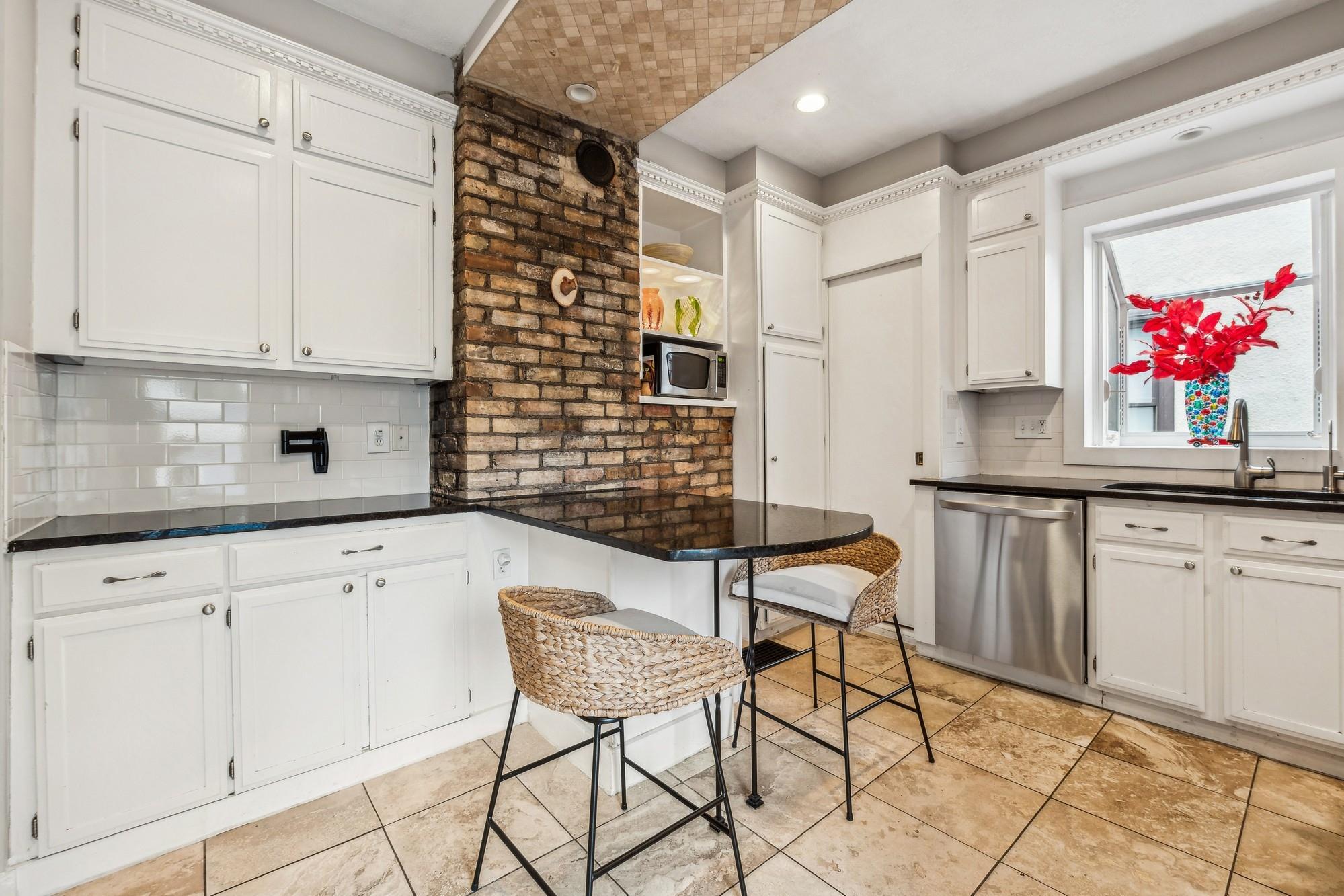 Minneapolis, Minnesota, 55408, United States, 4 Bedrooms Bedrooms, ,2 BathroomsBathrooms,Residential,For Sale,1898421