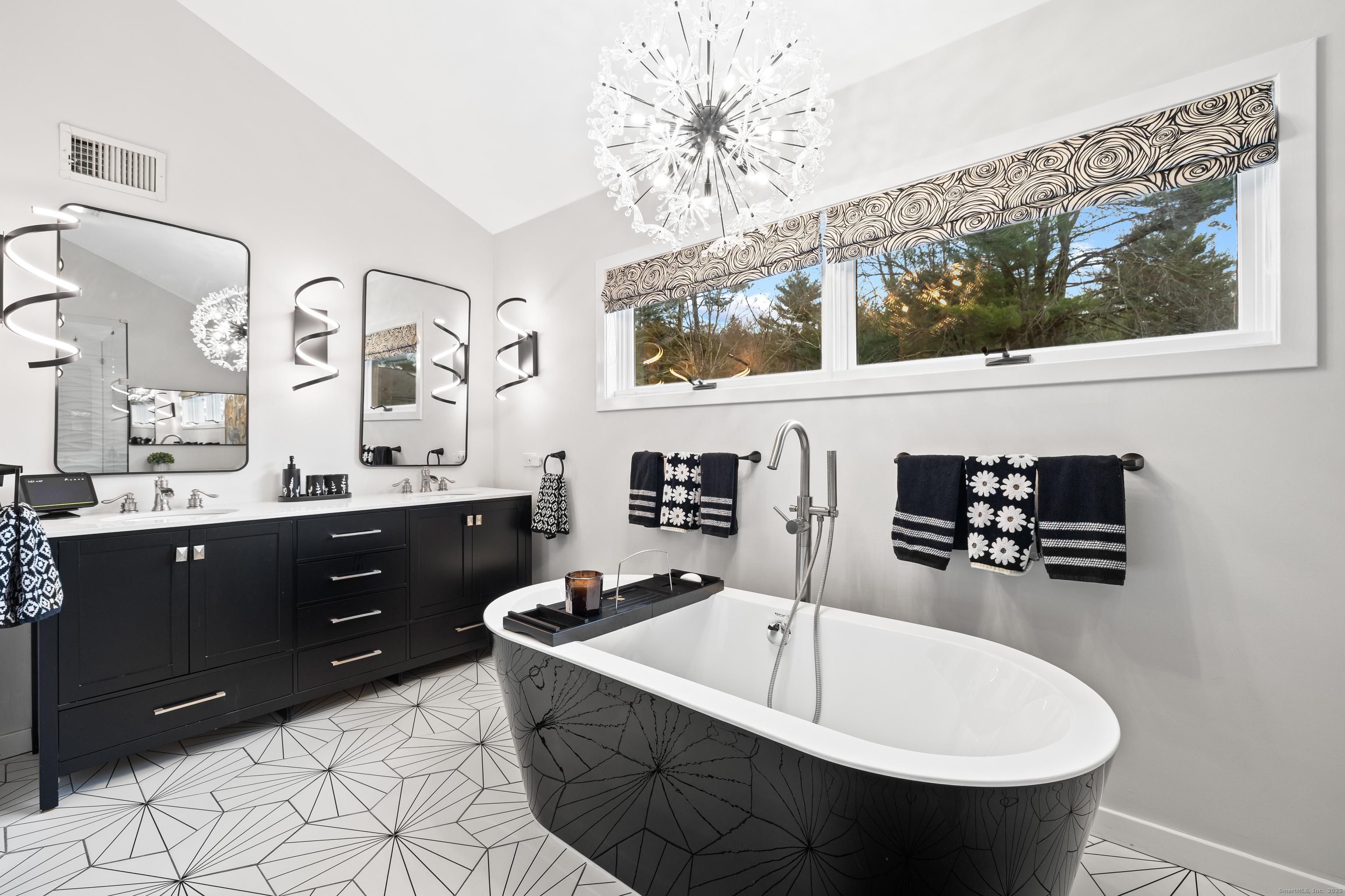 Avon, Connecticut, 06001, United States, 3 Bedrooms Bedrooms, ,4 BathroomsBathrooms,Residential,For Sale,1999811