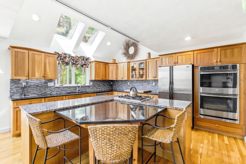 Middleton, Massachusetts, 01949, United States, 4 Bedrooms Bedrooms, ,3 BathroomsBathrooms,Residential,For Sale,2048371