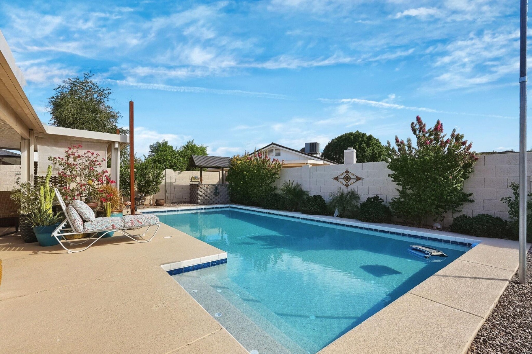  301 E Helena Drive  Phoenix, AZ - 物件實景
