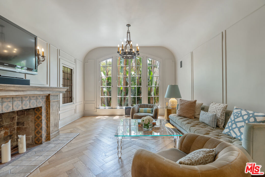 Los Angeles, California, 90005, United States, 3 Bedrooms Bedrooms, ,3 BathroomsBathrooms,Residential,For Sale,1876512