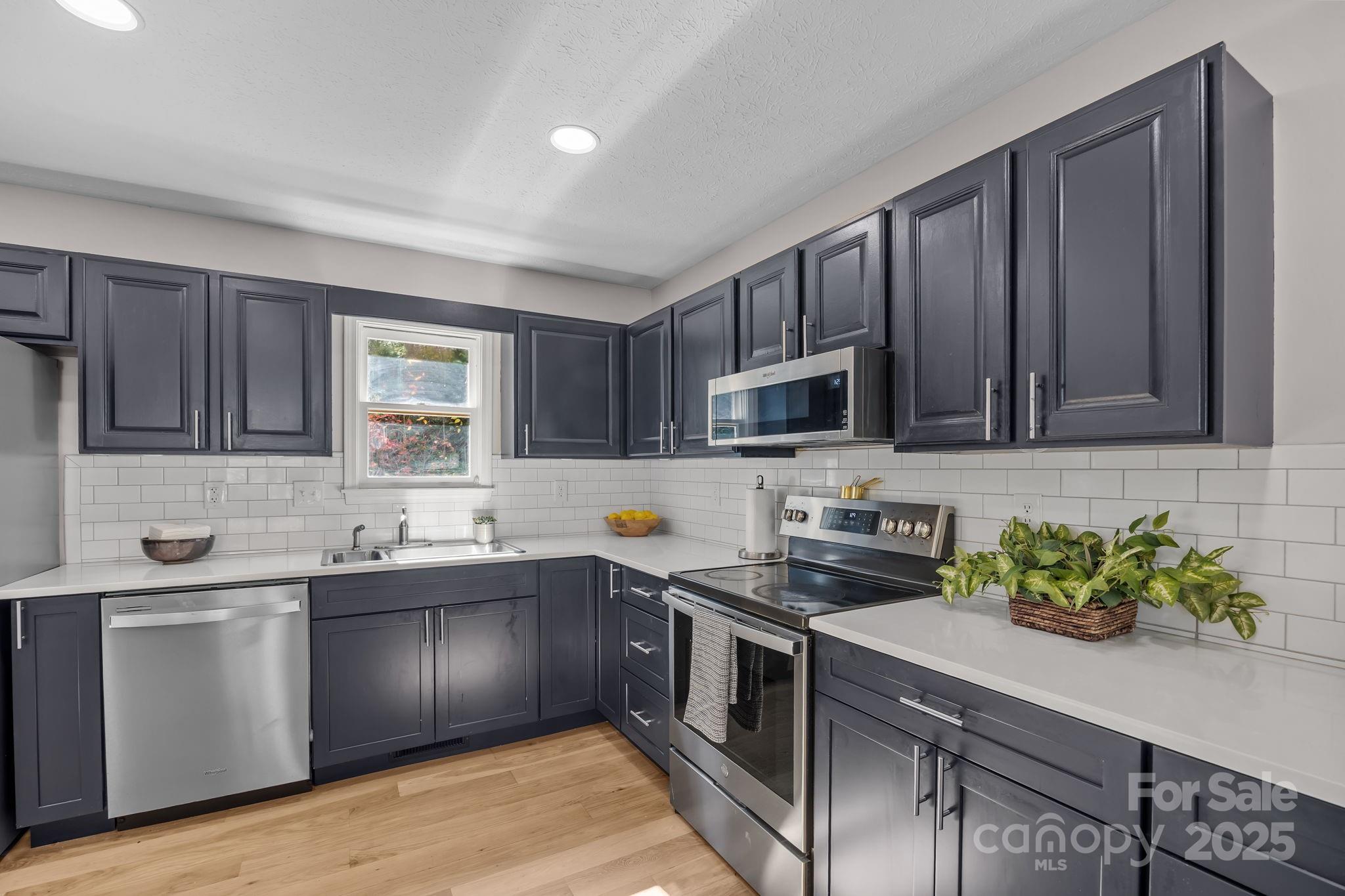 Fairview, North Carolina, 28730, United States, 3 Bedrooms Bedrooms, ,2 BathroomsBathrooms,Residential,For Sale,1991257