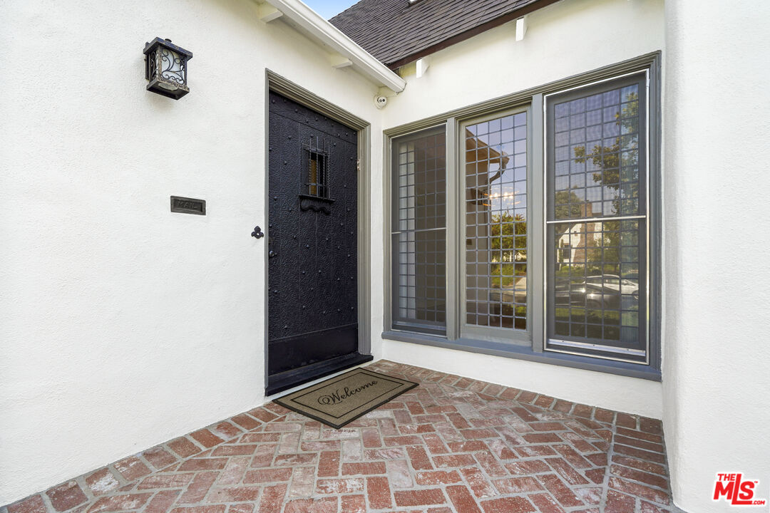 Los Angeles, California, 90036, United States, 3 Bedrooms Bedrooms, ,3 BathroomsBathrooms,Residential,For Sale,1896825