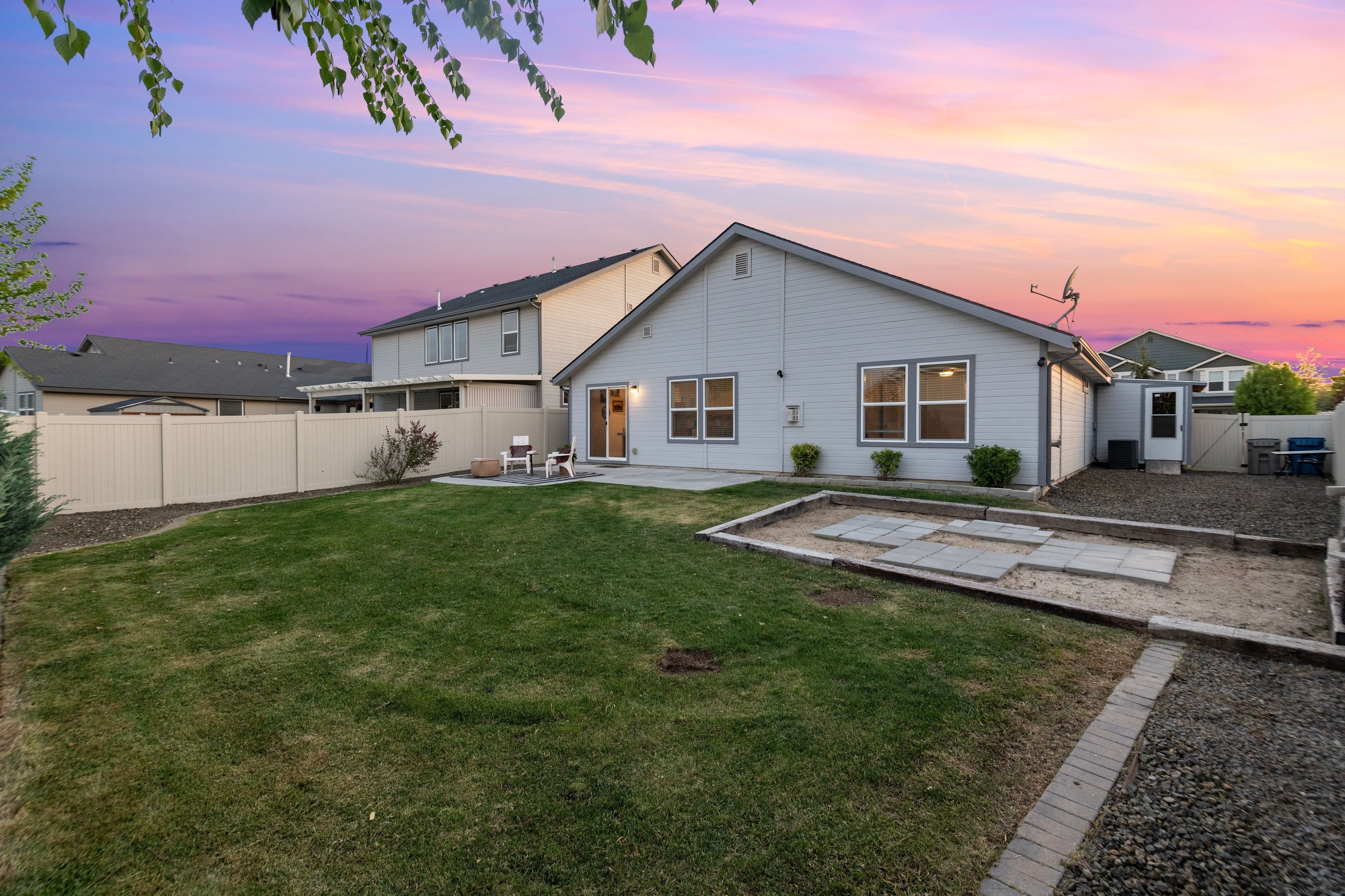  Better Than New  Move-In Ready with Space to Live & Relax - 物件實景