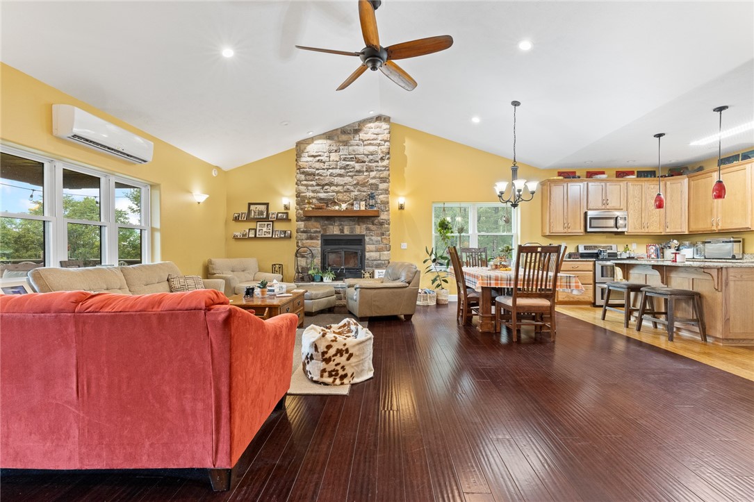 Dogpatch, Arkansas, 72648, United States, 3 Bedrooms Bedrooms, ,3 BathroomsBathrooms,Residential,For Sale,1958320