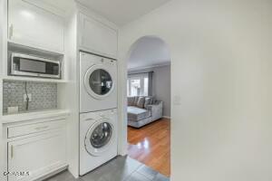 Van Nuys, California, 91405, United States, 3 Bedrooms Bedrooms, ,2 BathroomsBathrooms,Residential,For Sale,1939328
