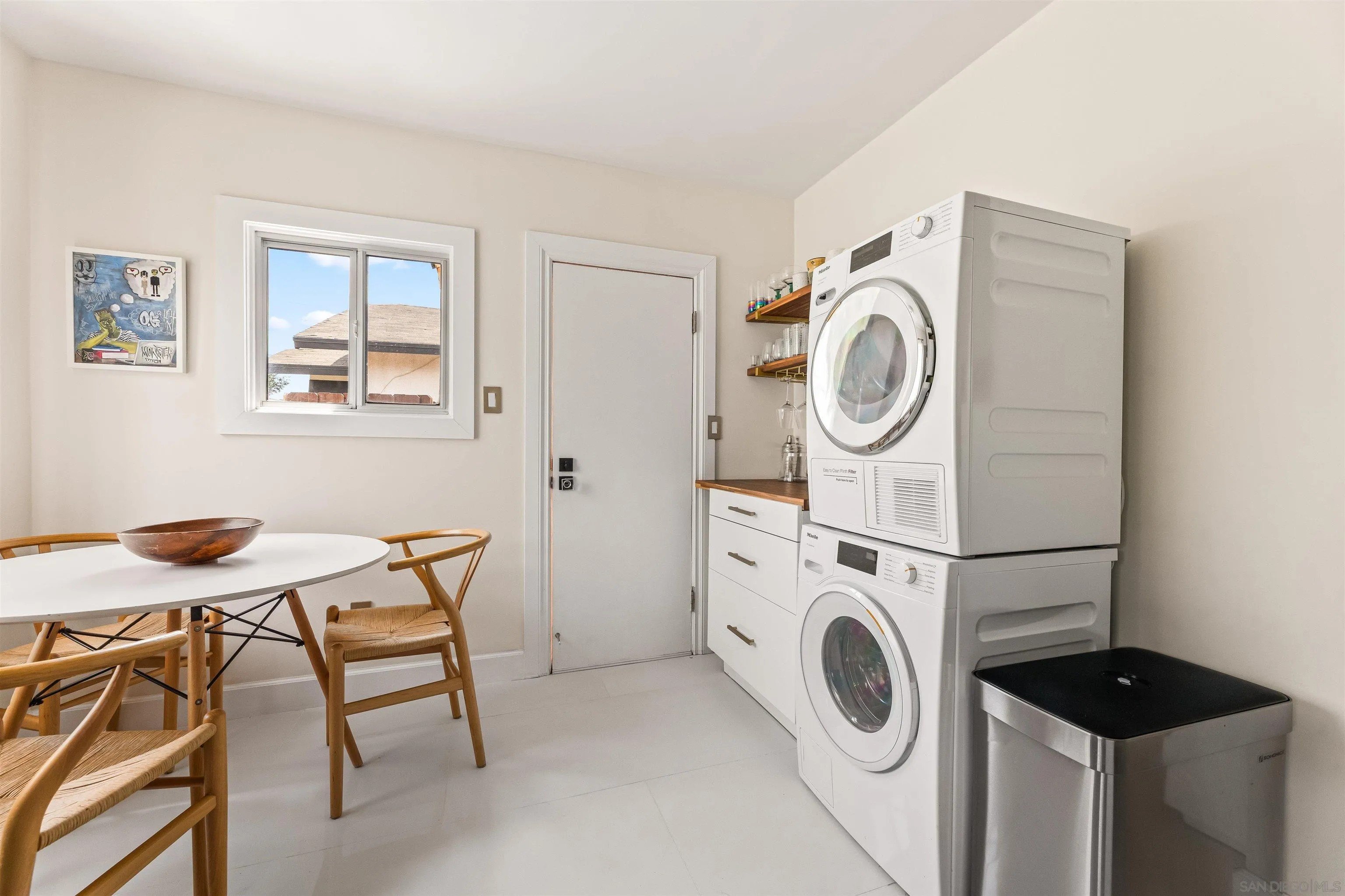 North Hollywood, California, 91601, United States, 2 Bedrooms Bedrooms, ,1 BathroomBathrooms,Residential,For Sale,1992001