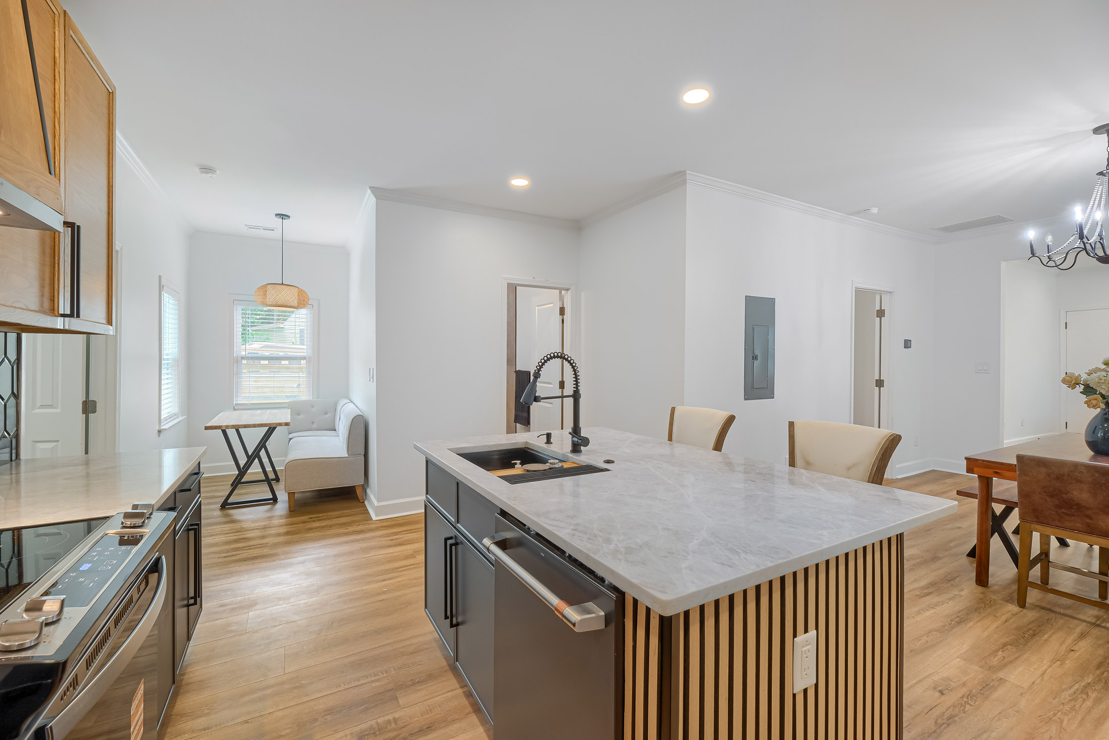  beautifully renovated home where  modern upgrades meet timeless charm - 物件實景