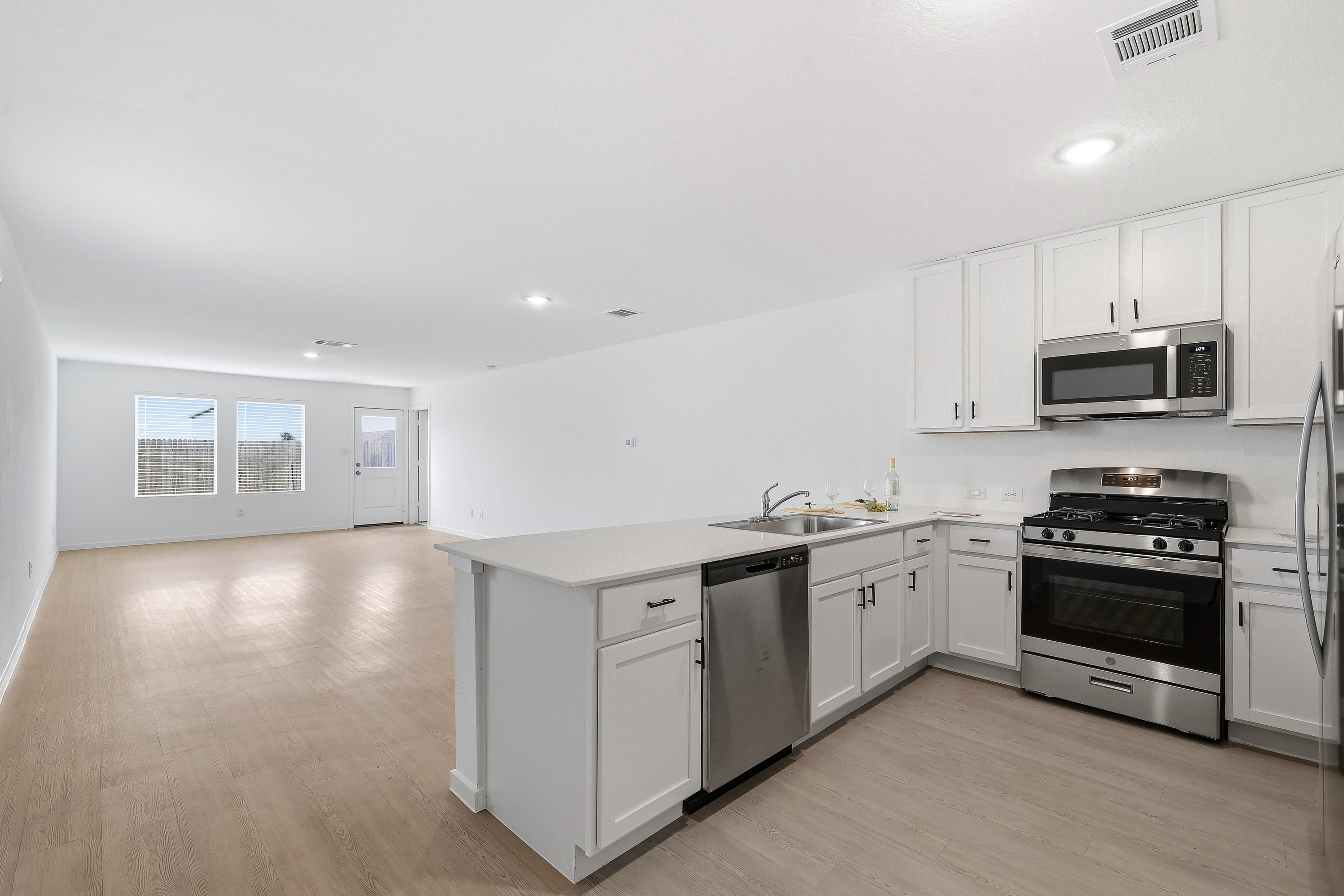  Like-New Home with Upgrades Included - 物件實景