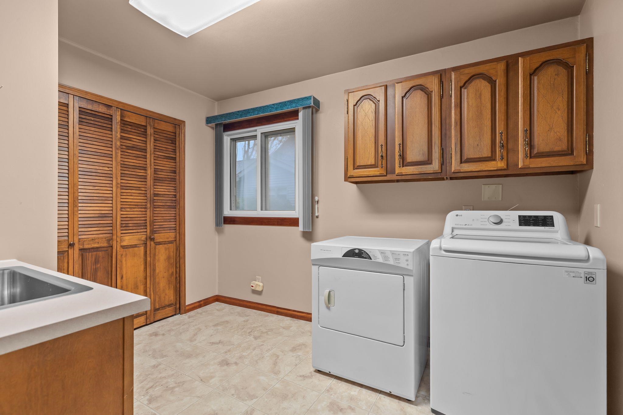 MENASHA, Wisconsin, 54942, United States, 4 Bedrooms Bedrooms, ,2 BathroomsBathrooms,Residential,For Sale,1996983