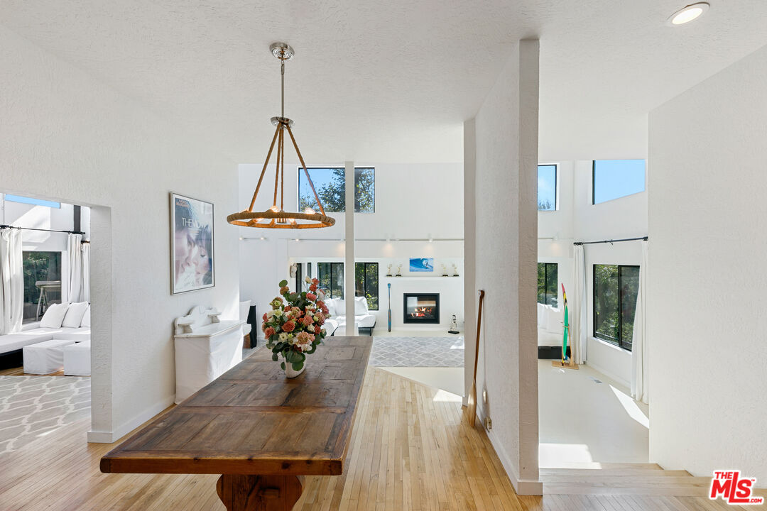 Malibu, California, 90265, United States, 3 Bedrooms Bedrooms, ,3 BathroomsBathrooms,Residential,For Sale,1949478