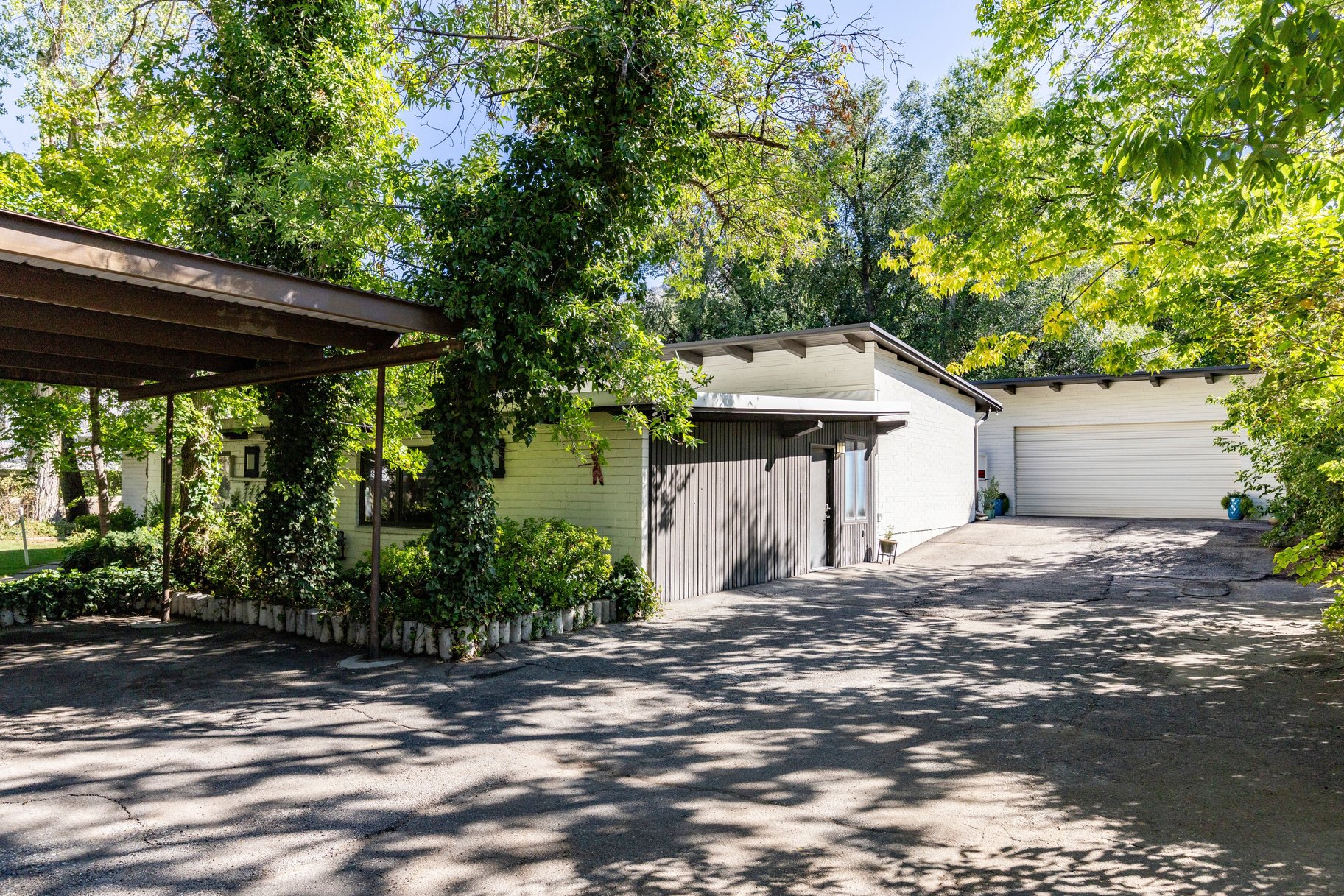  Mid Century Modern Home on a 1/2 Acre Lot - 物件實景