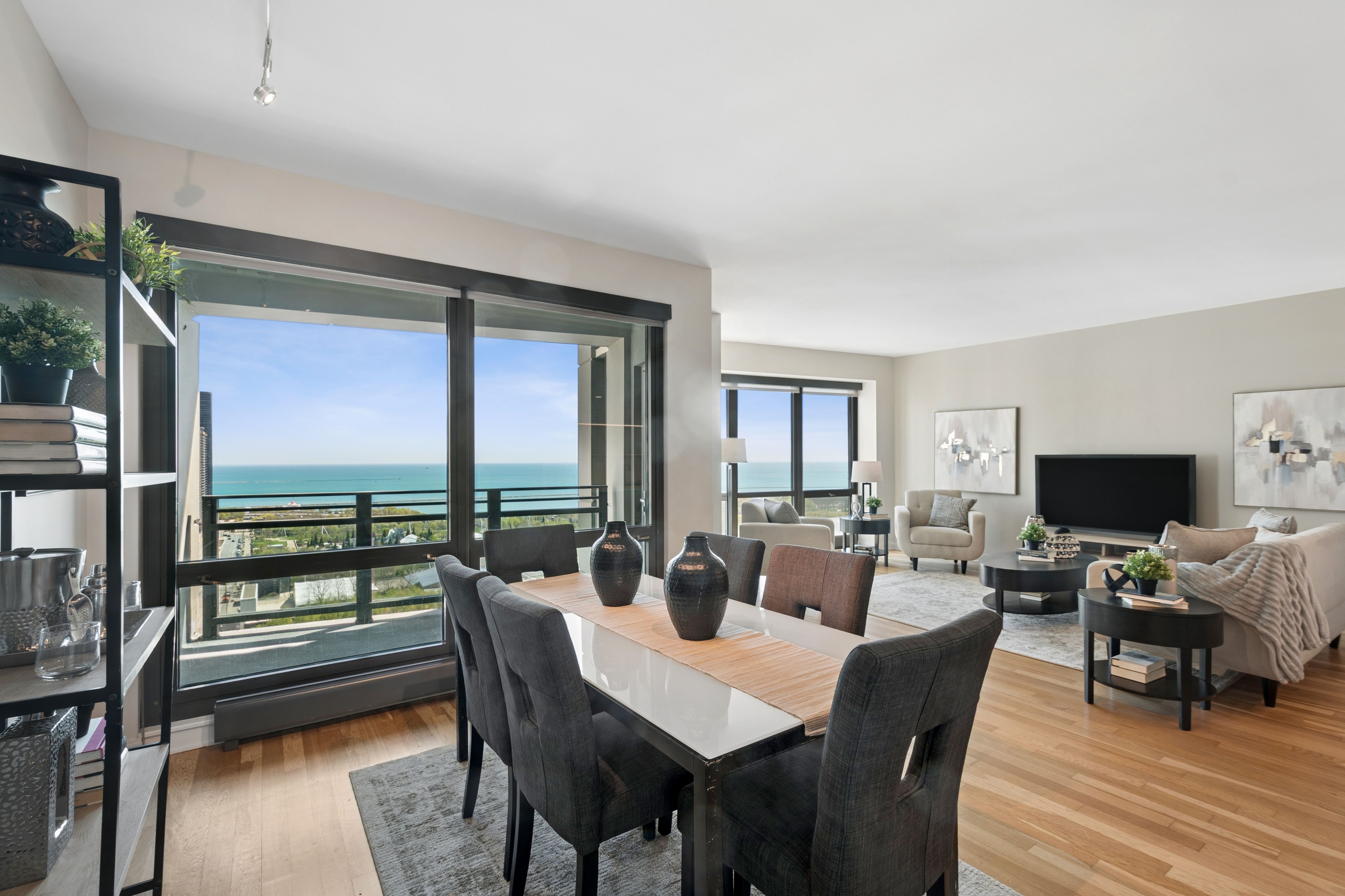  Spacious Living Room and Dining Area Overlook the Park, Lakefront and The Bean - 物件實景