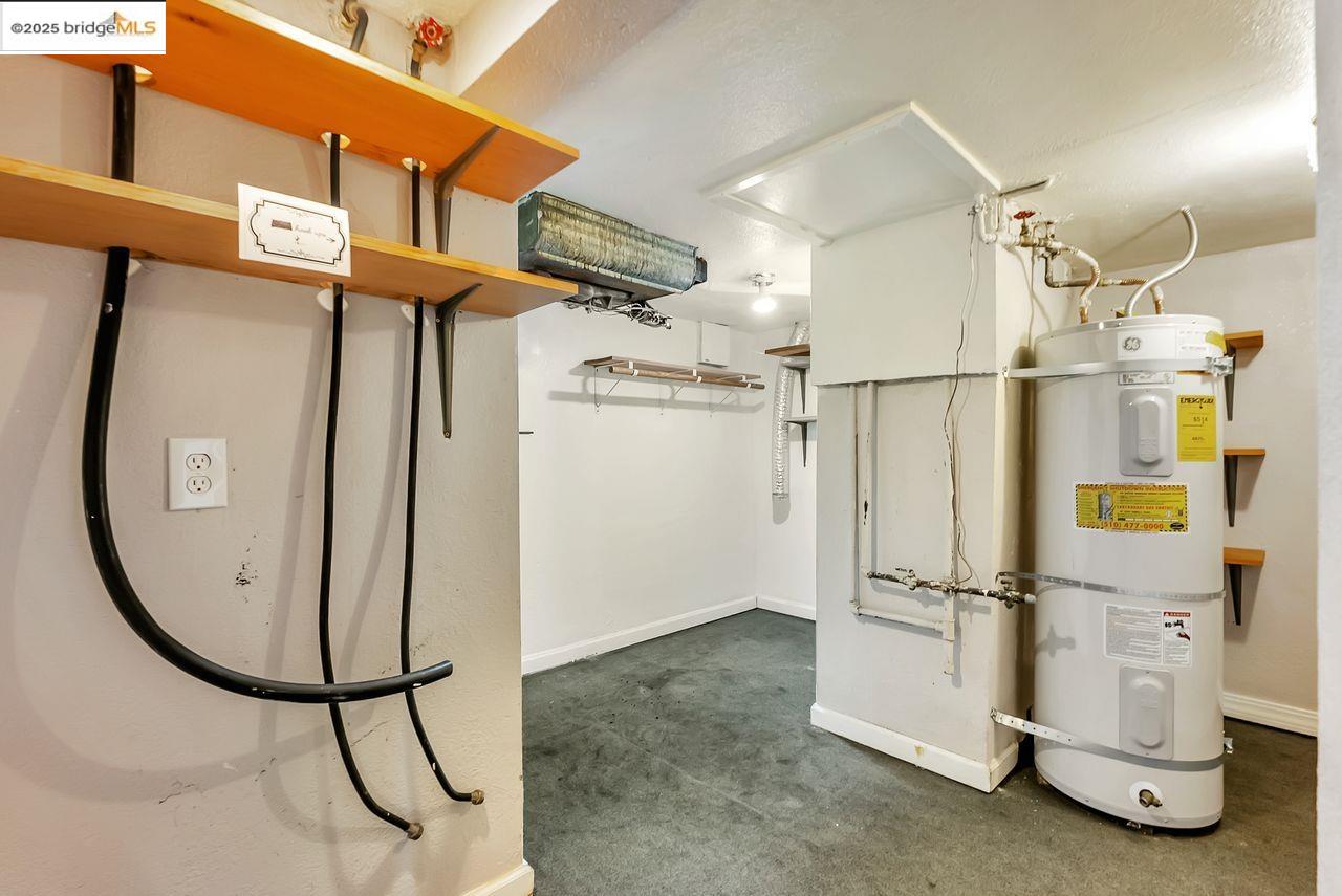 Oakland, California, 94608, United States, 6 Bedrooms Bedrooms, ,3 BathroomsBathrooms,Residential,For Sale,1939780
