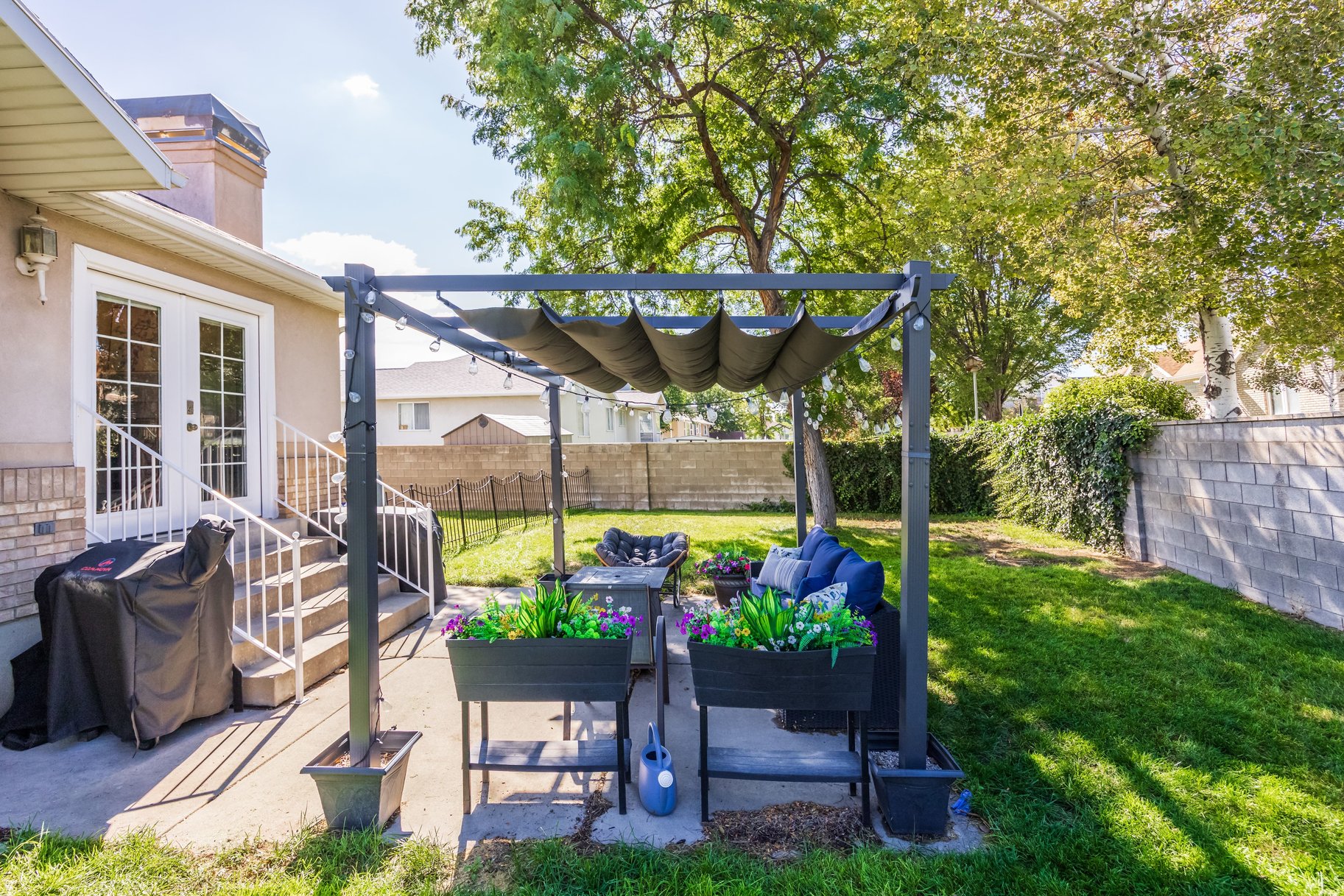  Multigenerational Living in South Jordan: 5 Beds, 2 Kitchens, 0.33-Acre Lot - 物件實景