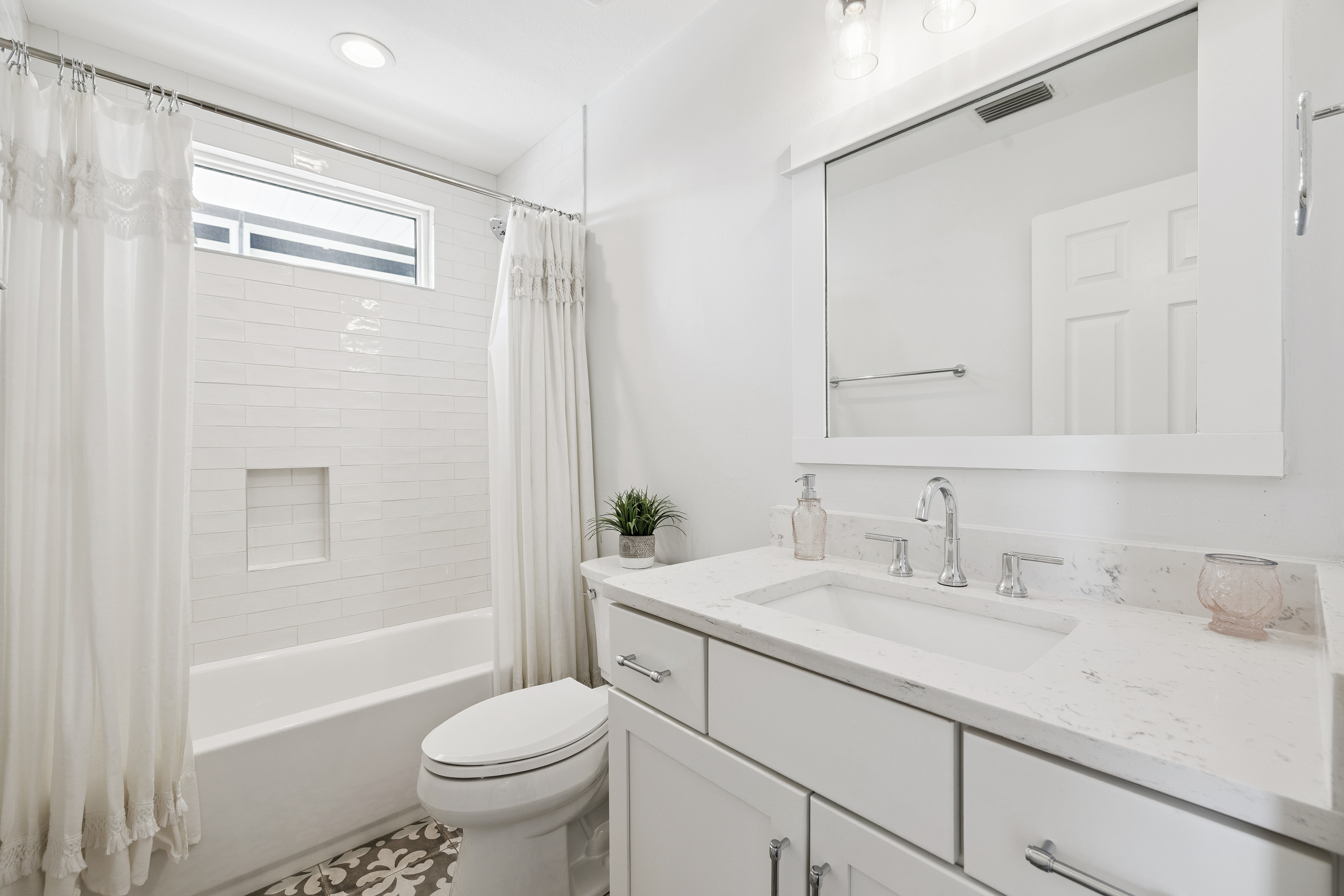  Completely Renovated Home On Half-Acre Lot Near Gulf Place - 物件實景