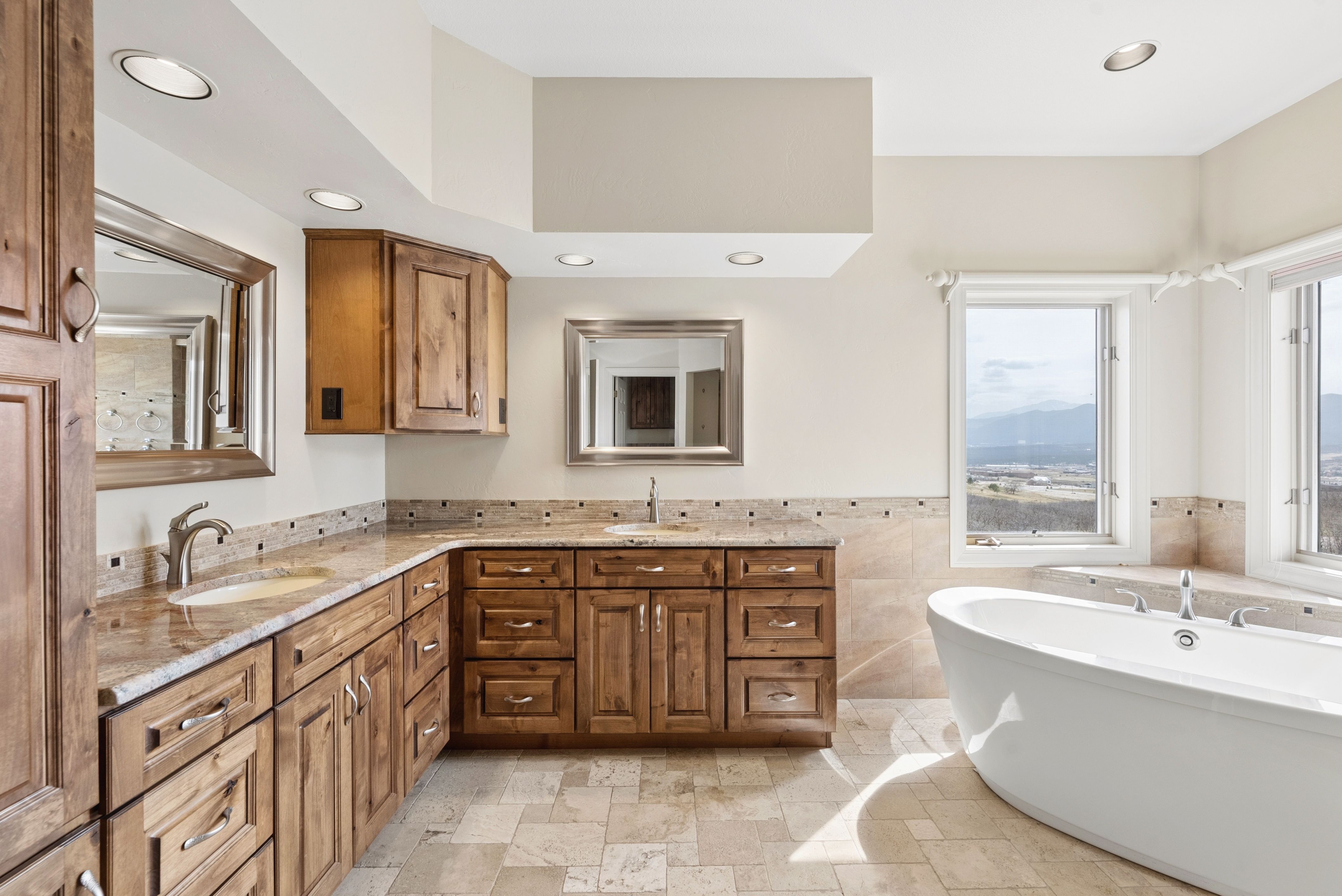  Bright & Spacious Ranch Home with Scenic Views - 物件實景