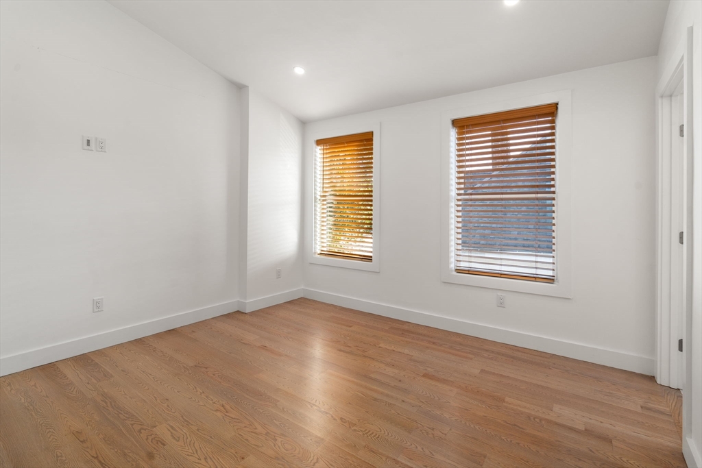 Waltham, Massachusetts, 02451, United States, 3 Bedrooms Bedrooms, ,2 BathroomsBathrooms,Residential,For Sale,1960528