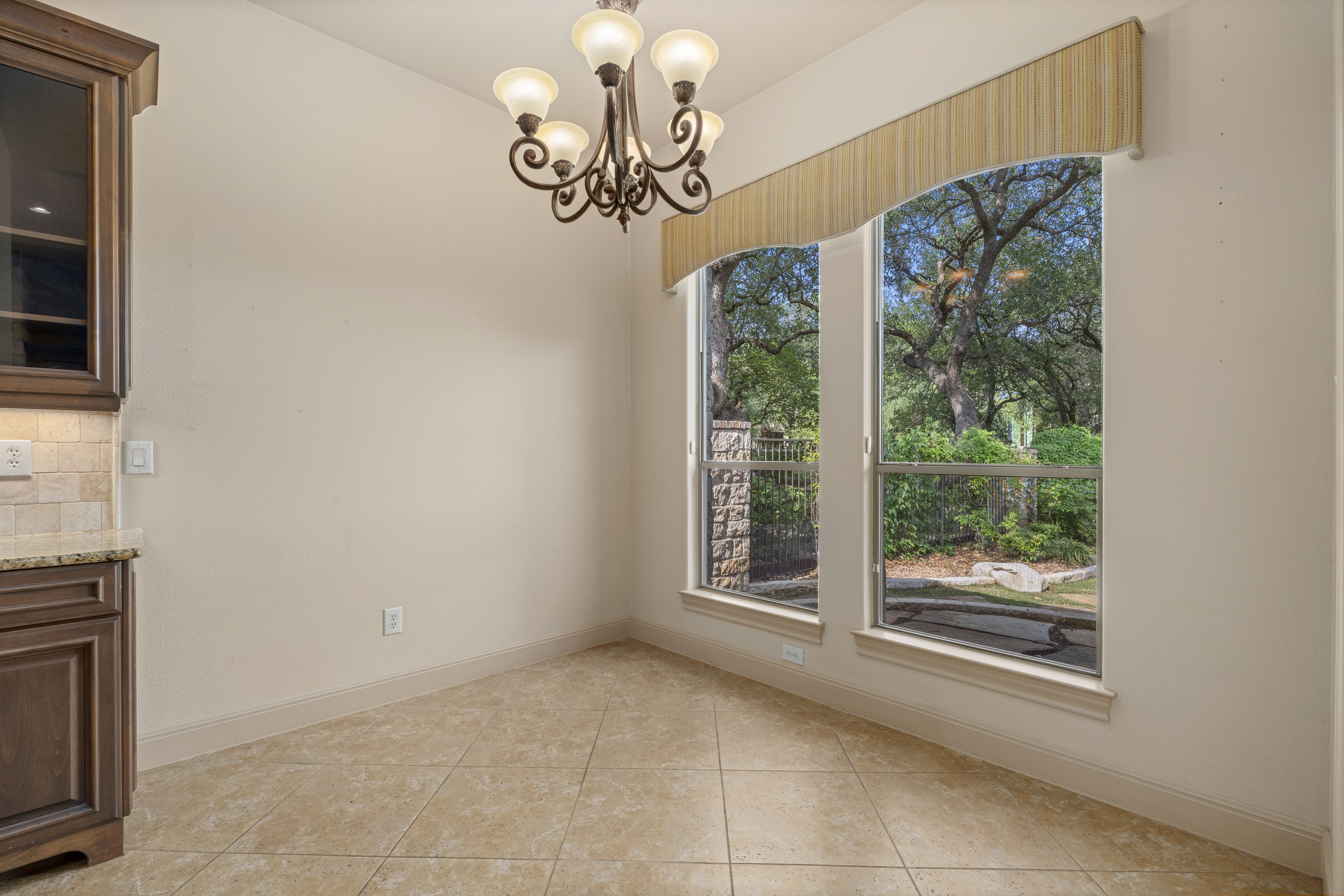  Stunning Single-Story Retreat on Greenbelt - 物件實景