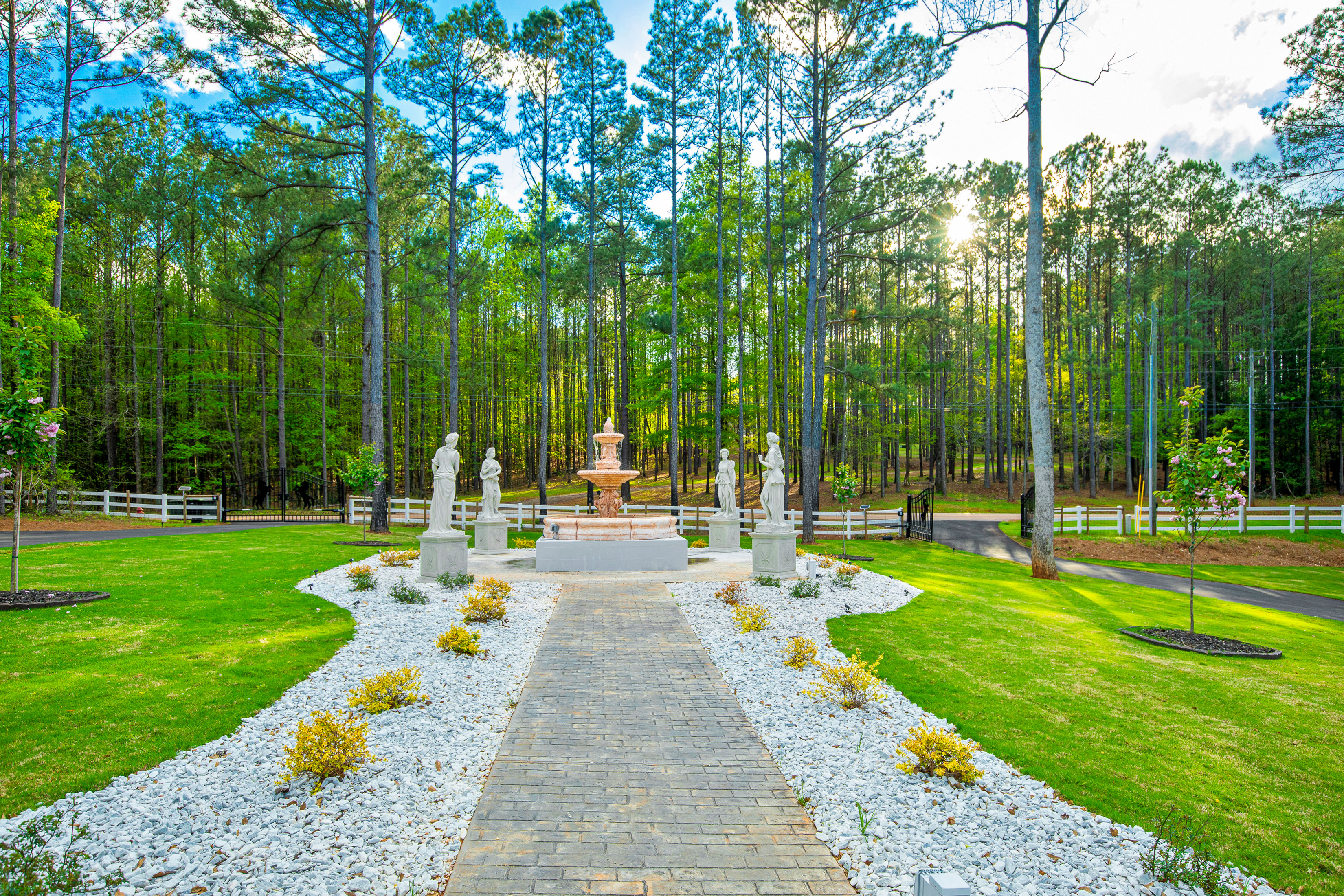  Secluded Sophistication on Over Six Acres with Winding Creek - 物件實景