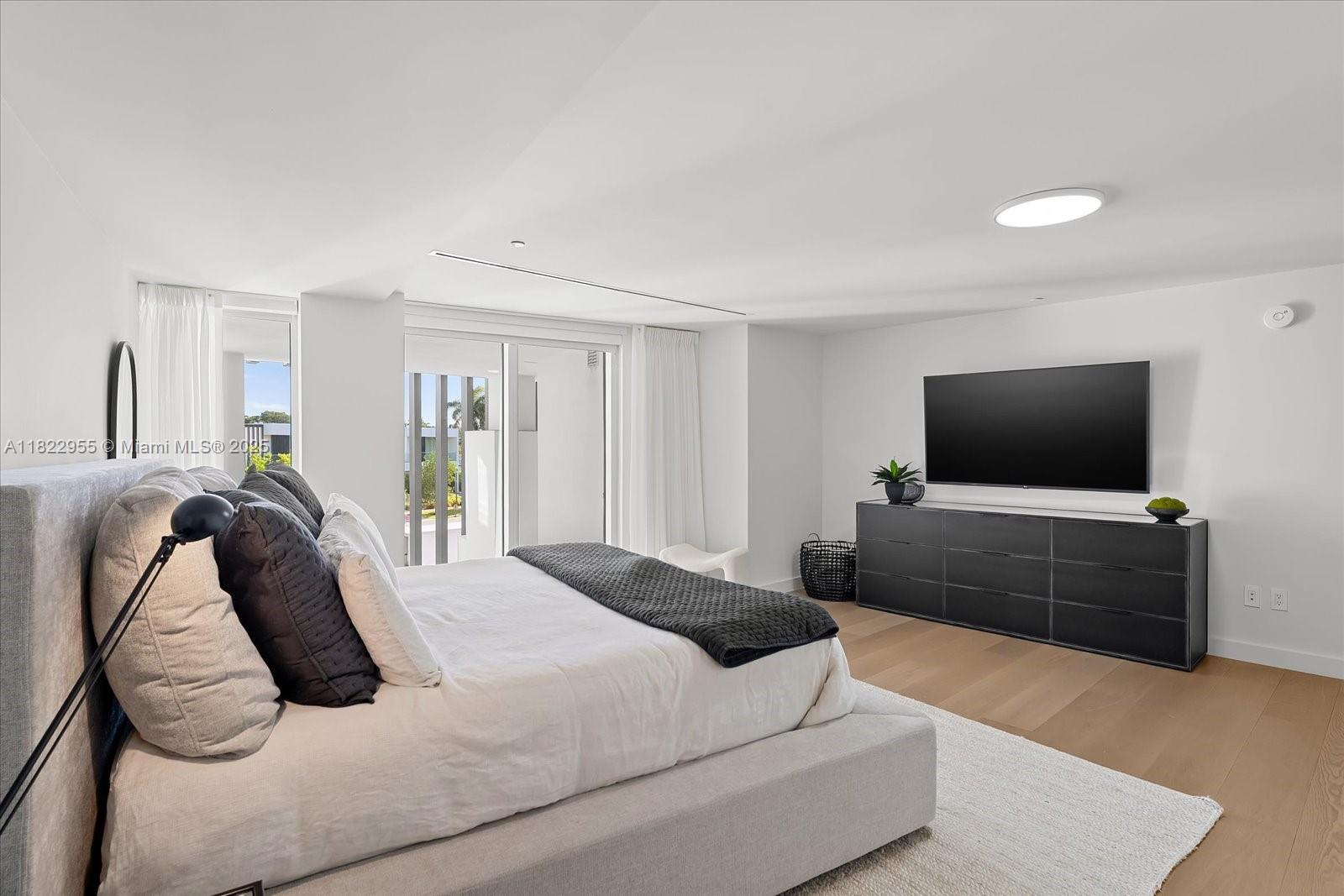 Miami Beach, Florida, 33140, United States, 4 Bedrooms Bedrooms, ,5 BathroomsBathrooms,Residential,For Sale,1949719