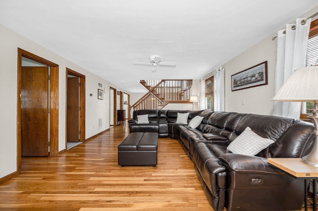 Billerica, Massachusetts, 01821, United States, 5 Bedrooms Bedrooms, ,4 BathroomsBathrooms,Residential,For Sale,2039558