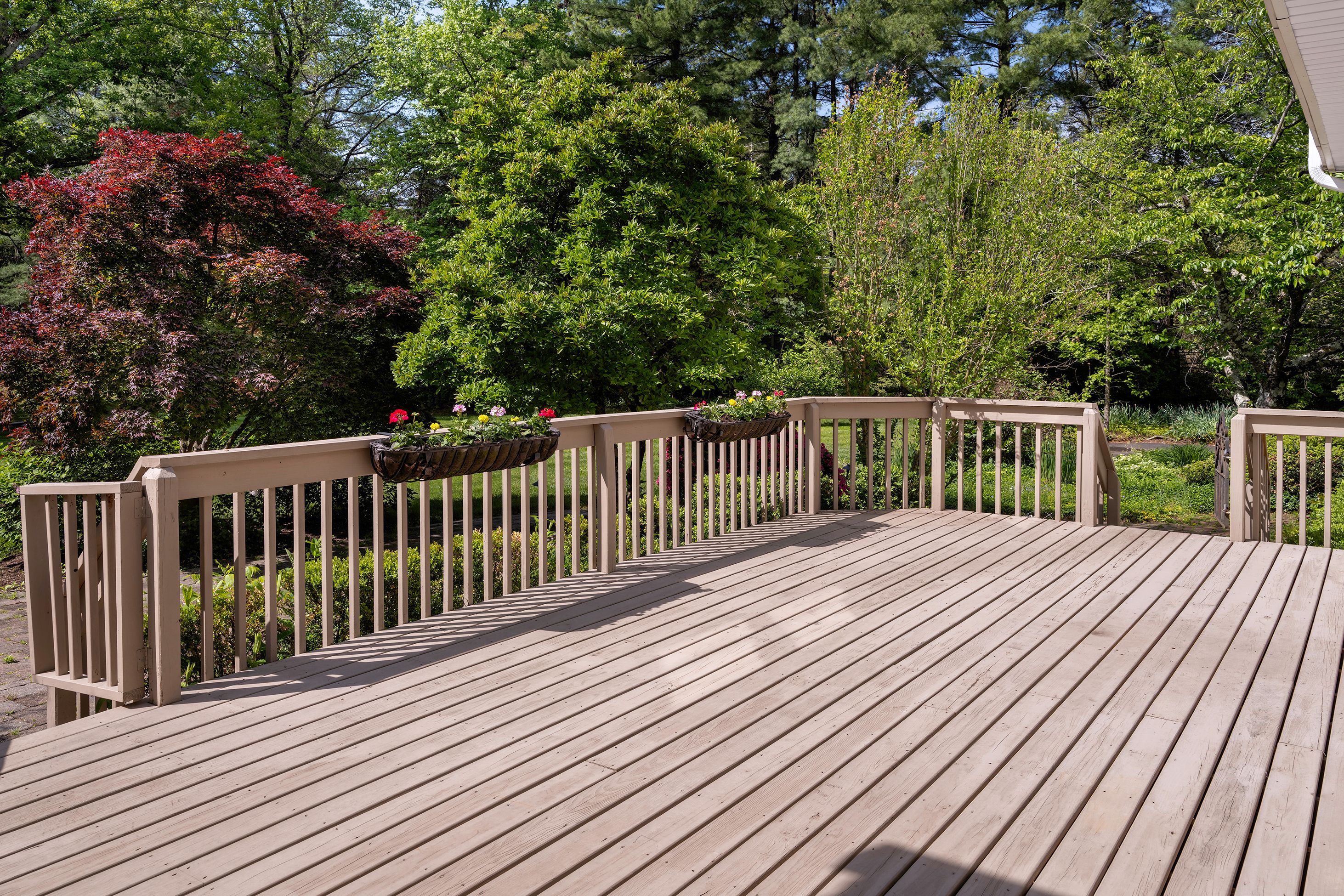  A Garden-Framed Setting in Bainbridge Estates - 物件實景