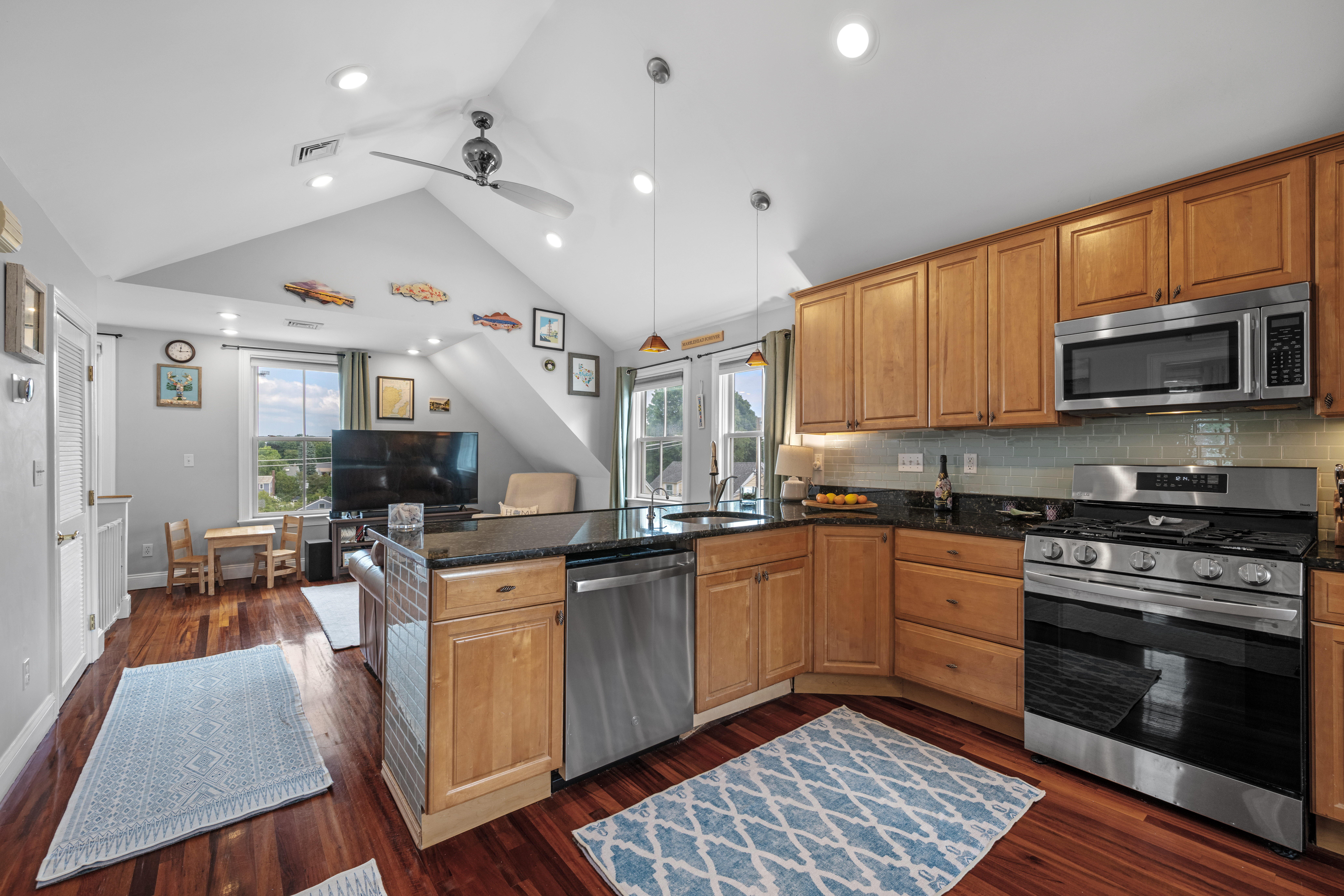  26 Village Street Unit 3, Marblehead, MA, 01945 - 物件實景