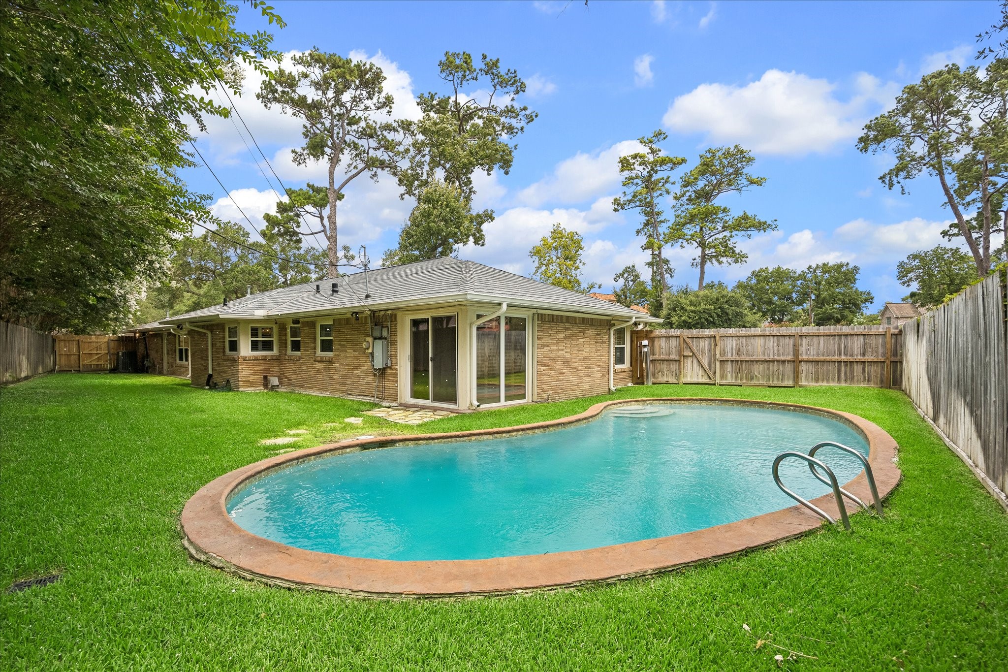  8443 Westview Drive - 物件實景