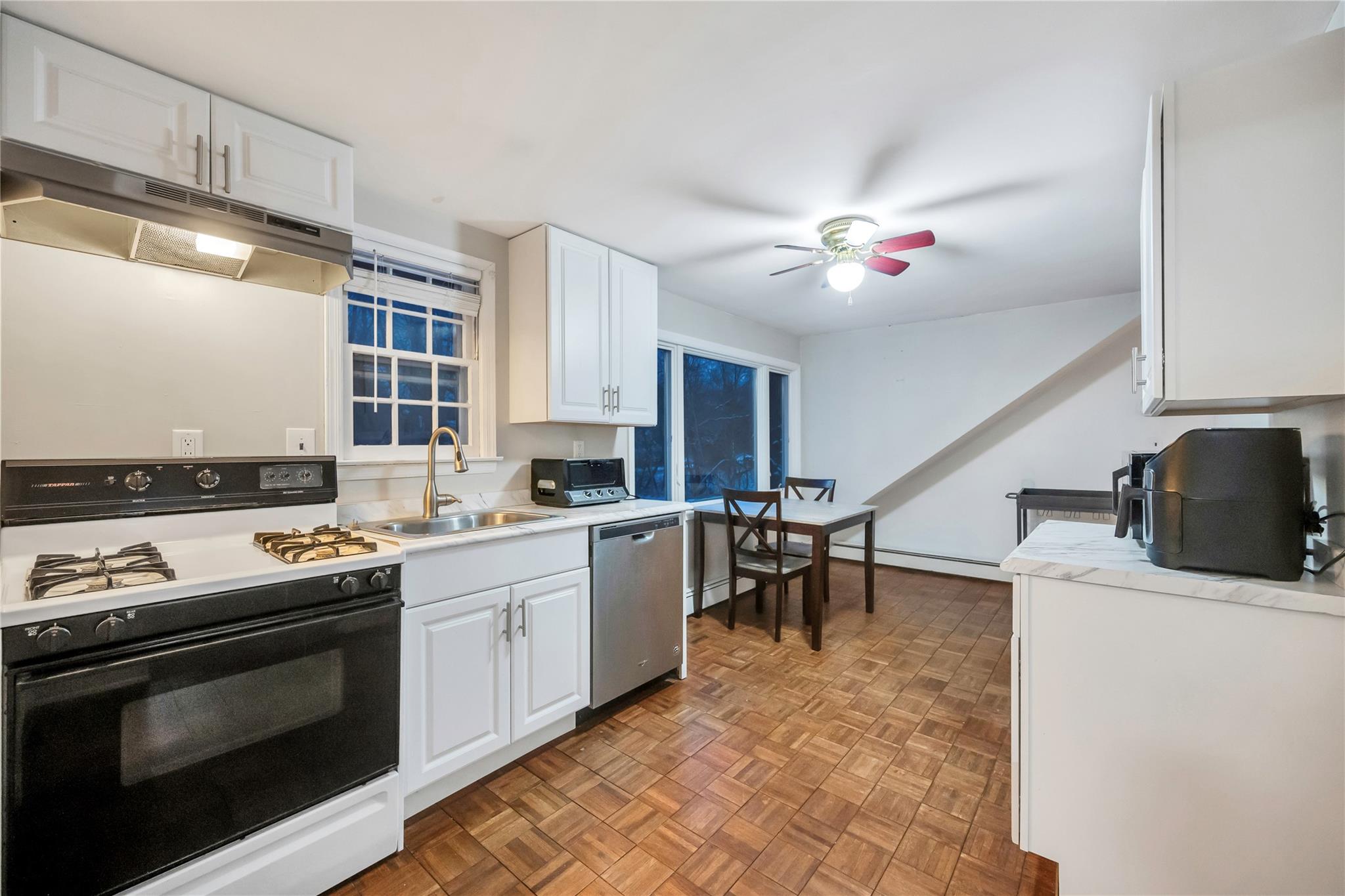 Hauppauge, New York, 11788, United States, 4 Bedrooms Bedrooms, ,2 BathroomsBathrooms,Residential,For Sale,1714342