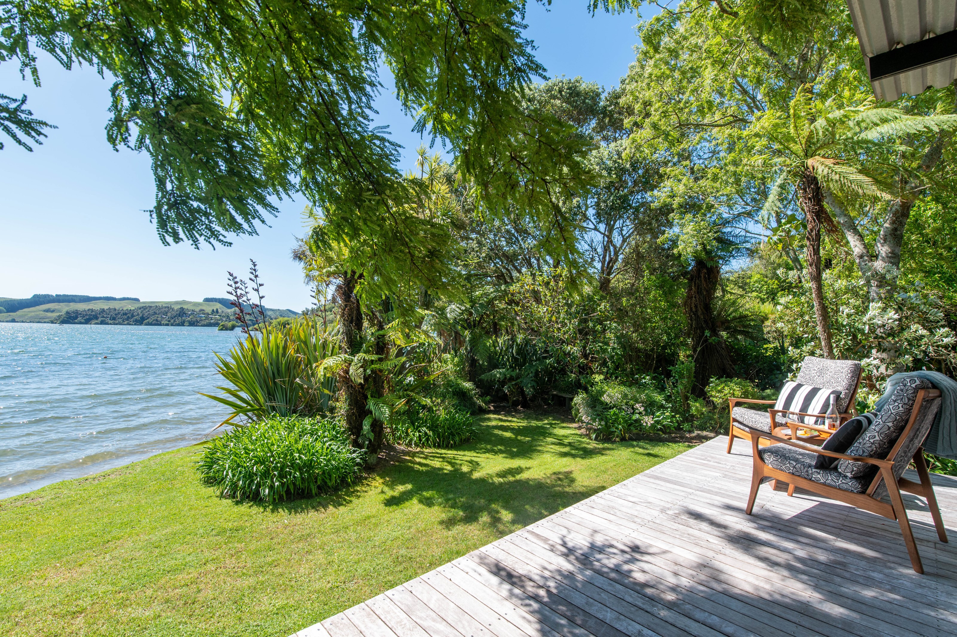  Mid-Century Design, Timeless Lakefront Living - 物件實景