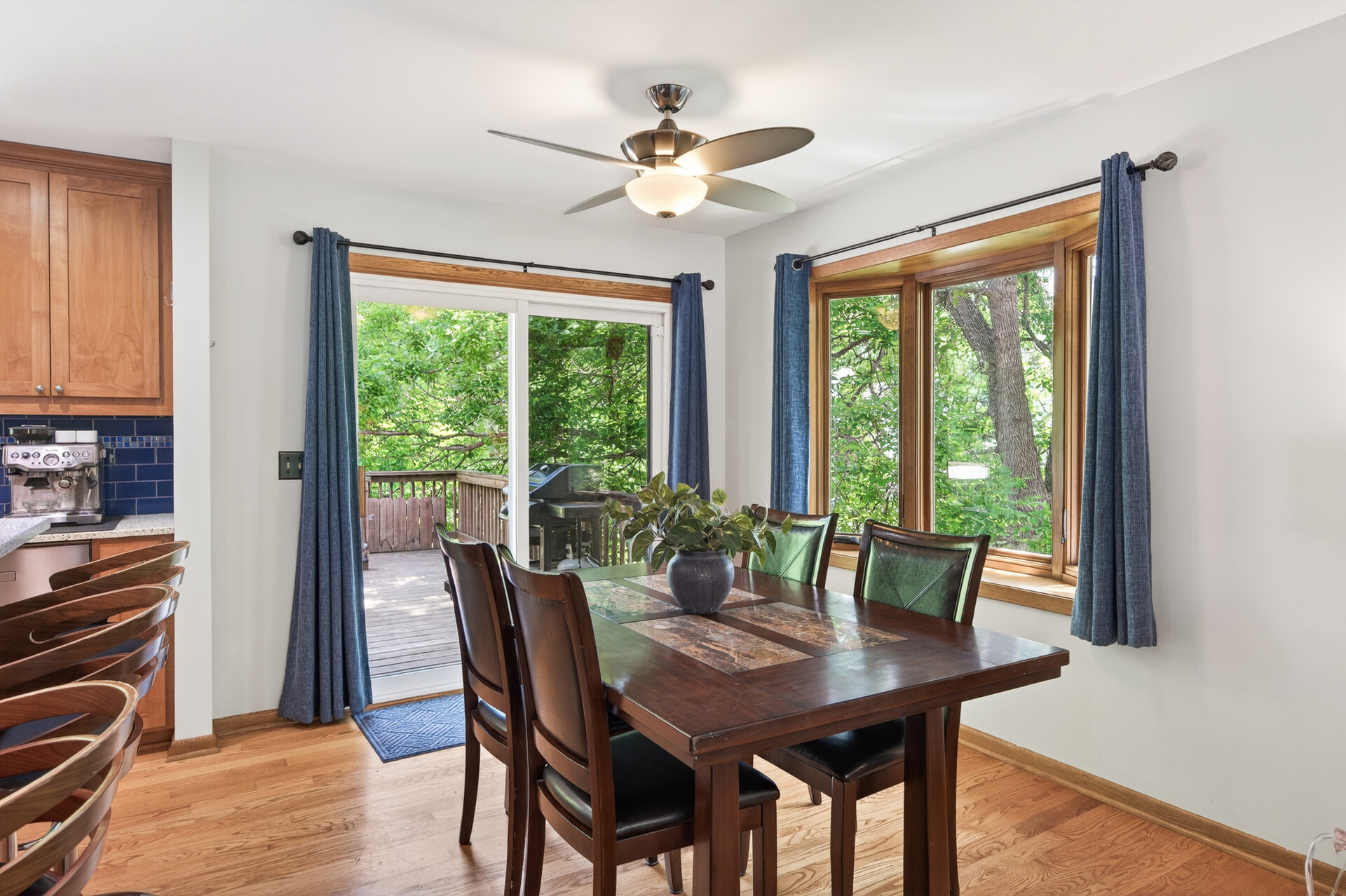  Wooded Retreat with Native Gardens and Expansive Outdoor Living - 物件實景