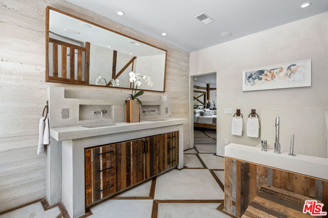 Los Angeles, California, 90069, United States, 4 Bedrooms Bedrooms, ,4 BathroomsBathrooms,Residential,For Sale,1911596