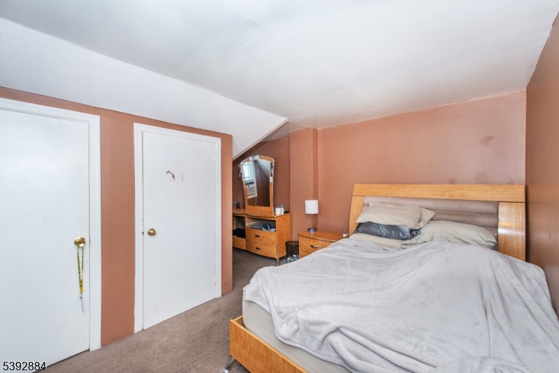 Belleville Twp., New Jersey, 07109, United States, 8 Bedrooms Bedrooms, ,3 BathroomsBathrooms,Residential,For Sale,1989037