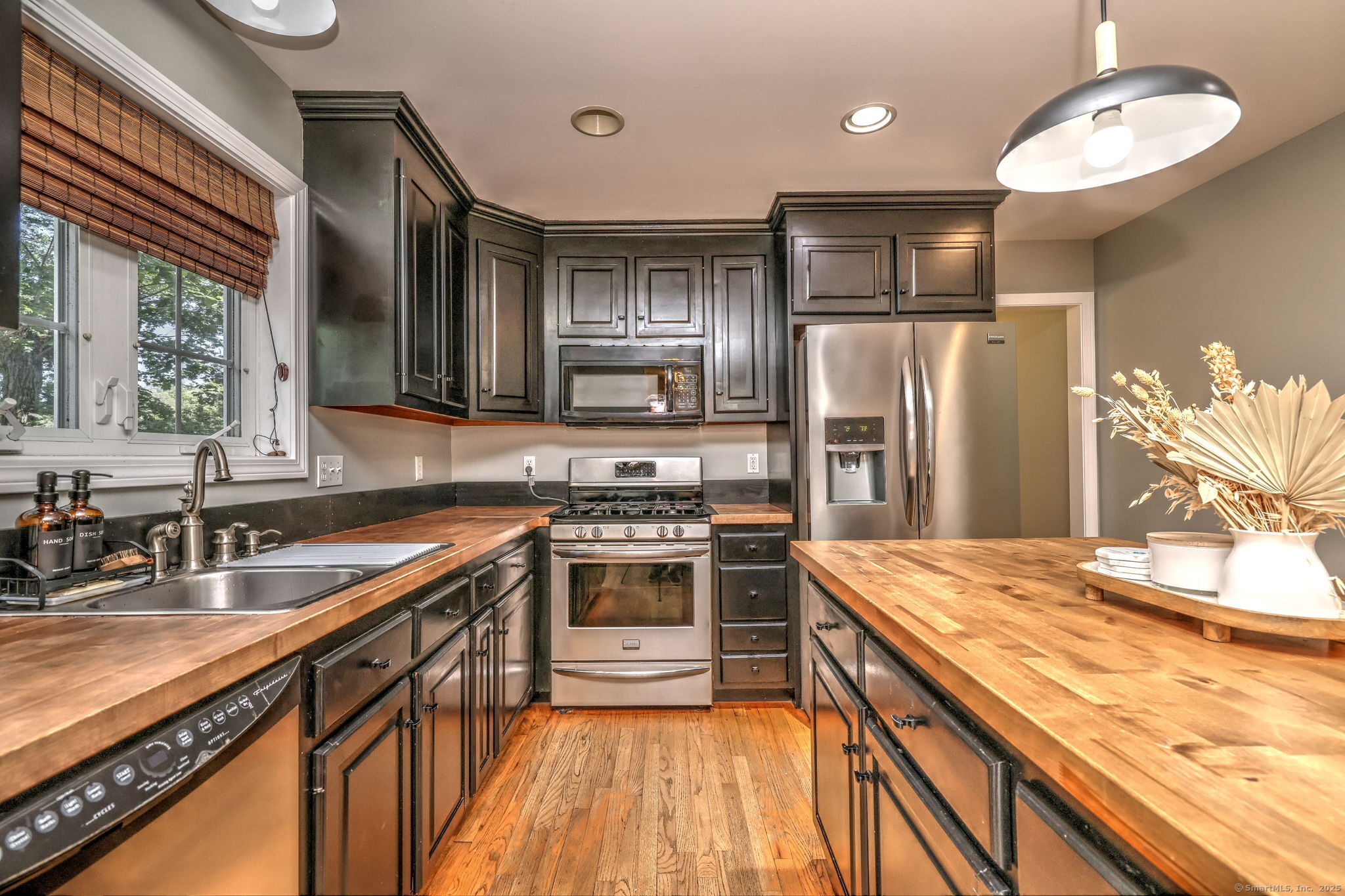 Shelton, Connecticut, 06484, United States, 4 Bedrooms Bedrooms, ,4 BathroomsBathrooms,Residential,For Sale,2001799