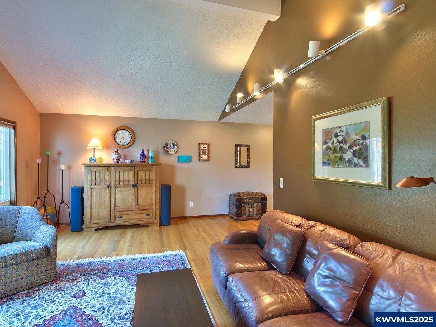 Portland, Oregon, 97229, United States, 4 Bedrooms Bedrooms, ,3 BathroomsBathrooms,Residential,For Sale,1958422