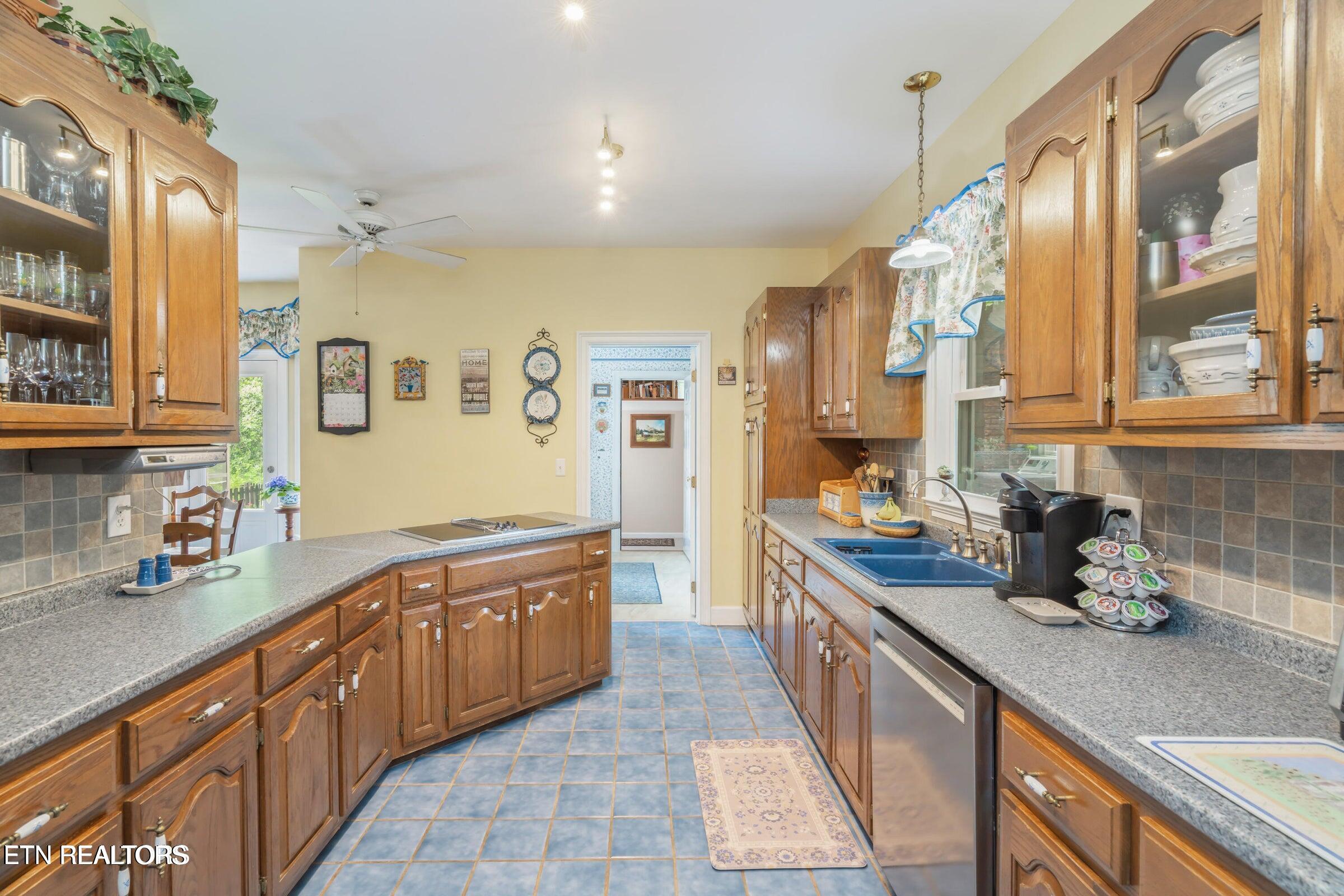 Kingston, Tennessee, 37763, United States, 3 Bedrooms Bedrooms, ,3 BathroomsBathrooms,Residential,For Sale,1897842