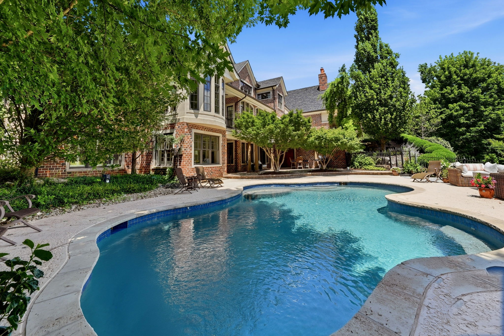  Luxurious Estate in Town & Country: Timeless Elegance Meets Modern Amenities - 物件實景