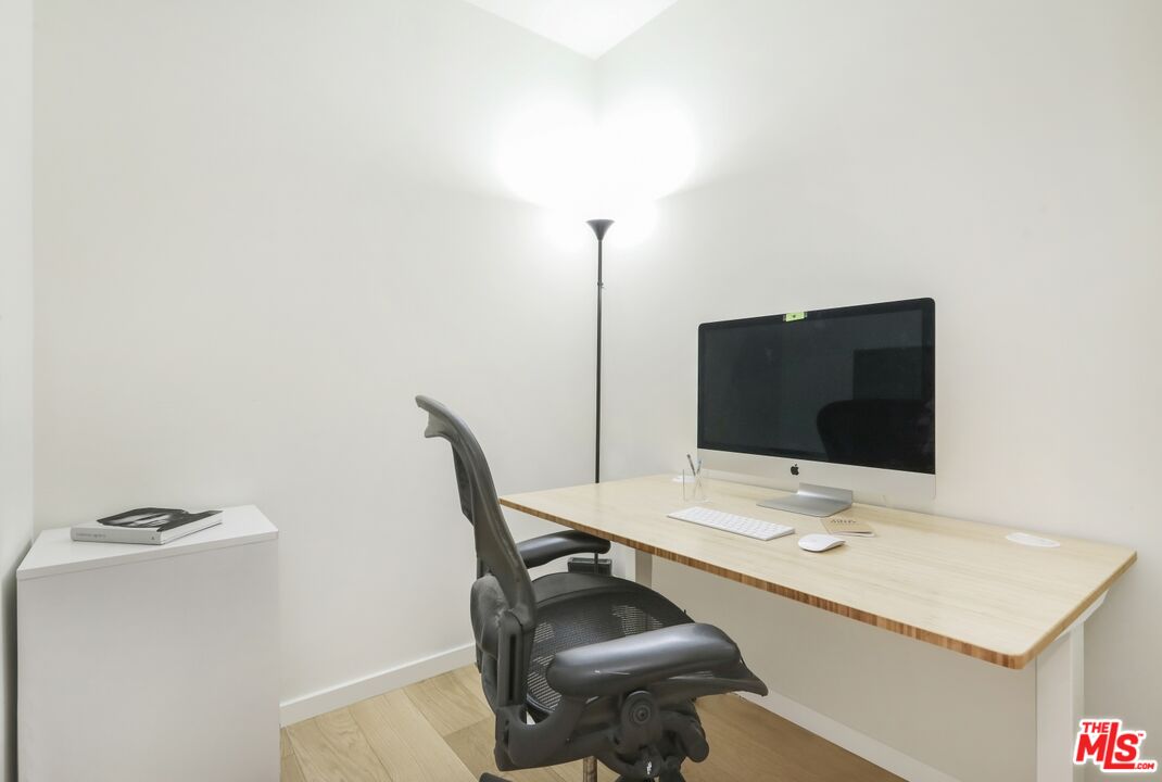 Los Angeles, California, 90017, United States, 1 Bedroom Bedrooms, ,2 BathroomsBathrooms,Residential,For Sale,1987856