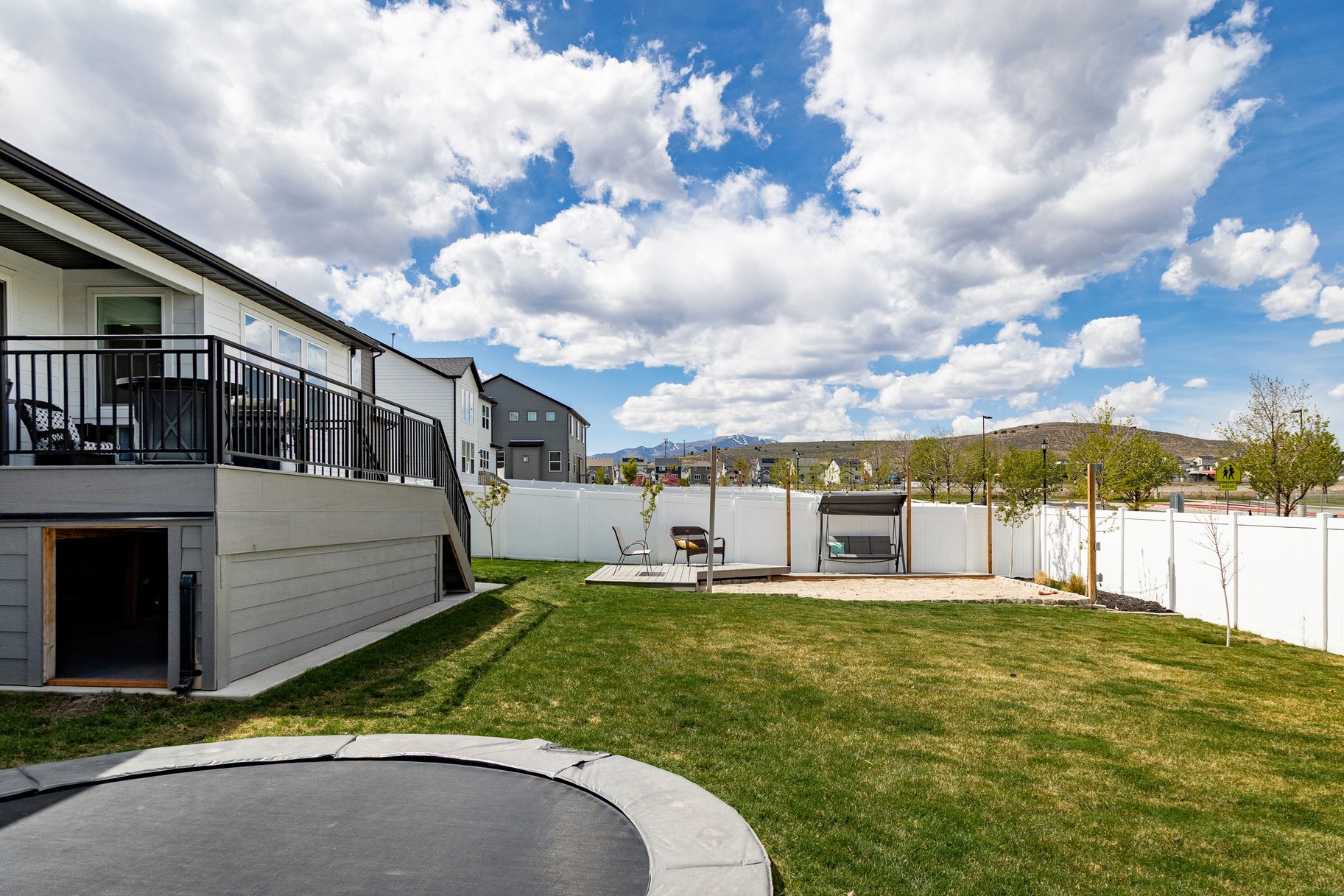  Spacious rambler with ADU. Open design and backyard made for living. - 物件實景