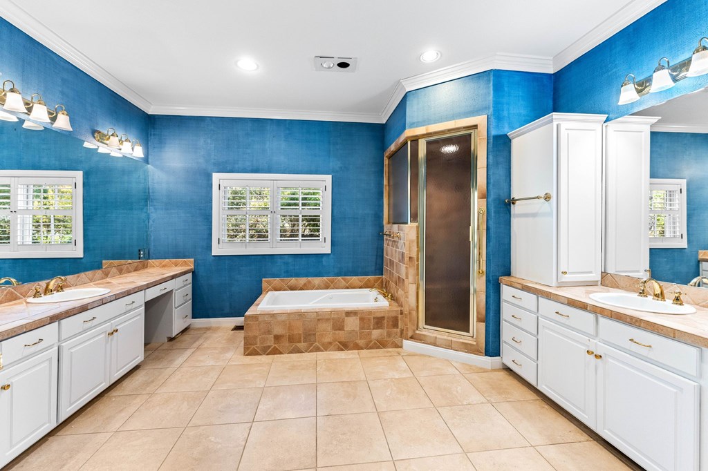 Kerrville, Texas, 78028, United States, 3 Bedrooms Bedrooms, ,5 BathroomsBathrooms,Residential,For Sale,2002478