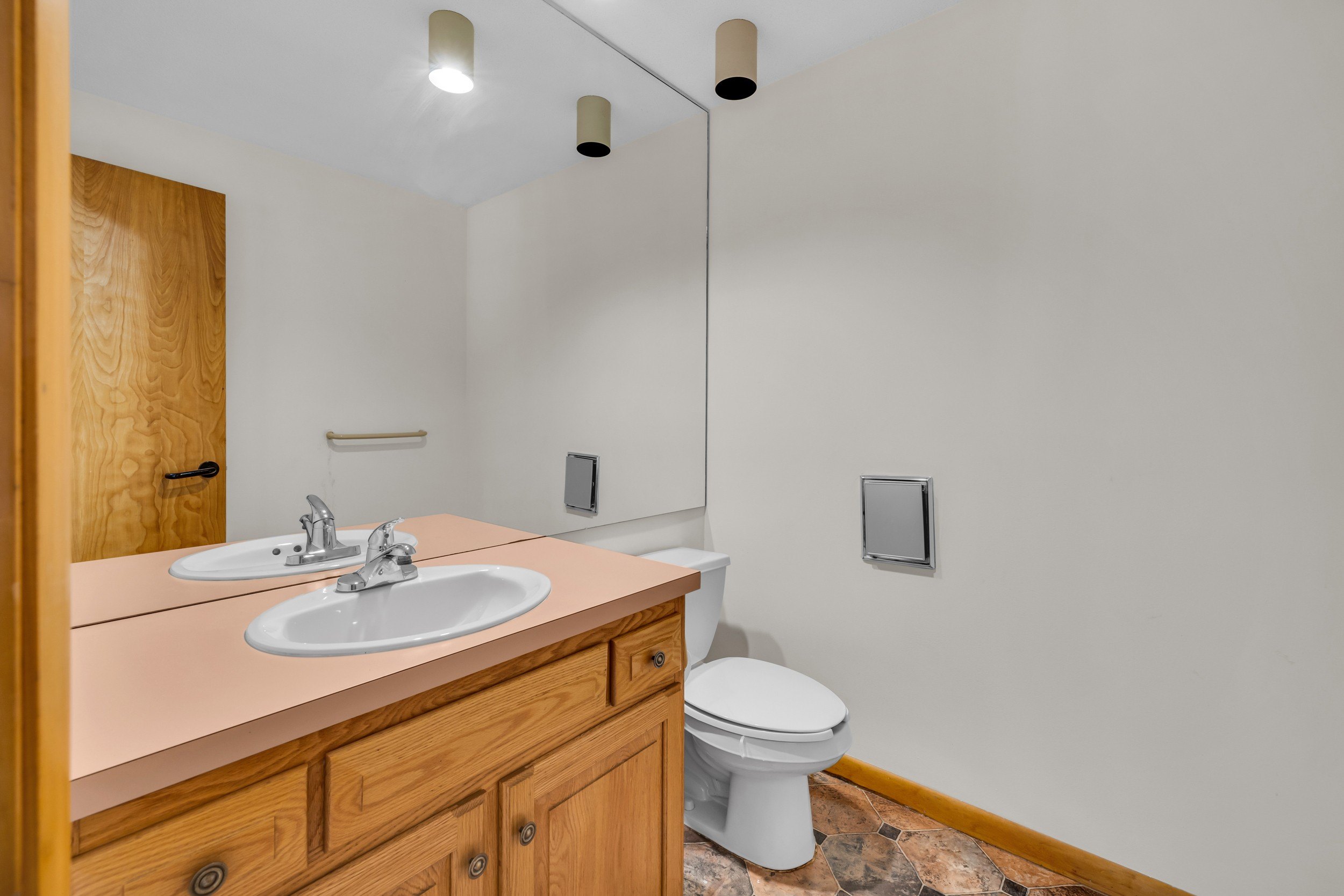 Granby, Connecticut, 06060, United States, 3 Bedrooms Bedrooms, ,3 BathroomsBathrooms,Residential,For Sale,1996436