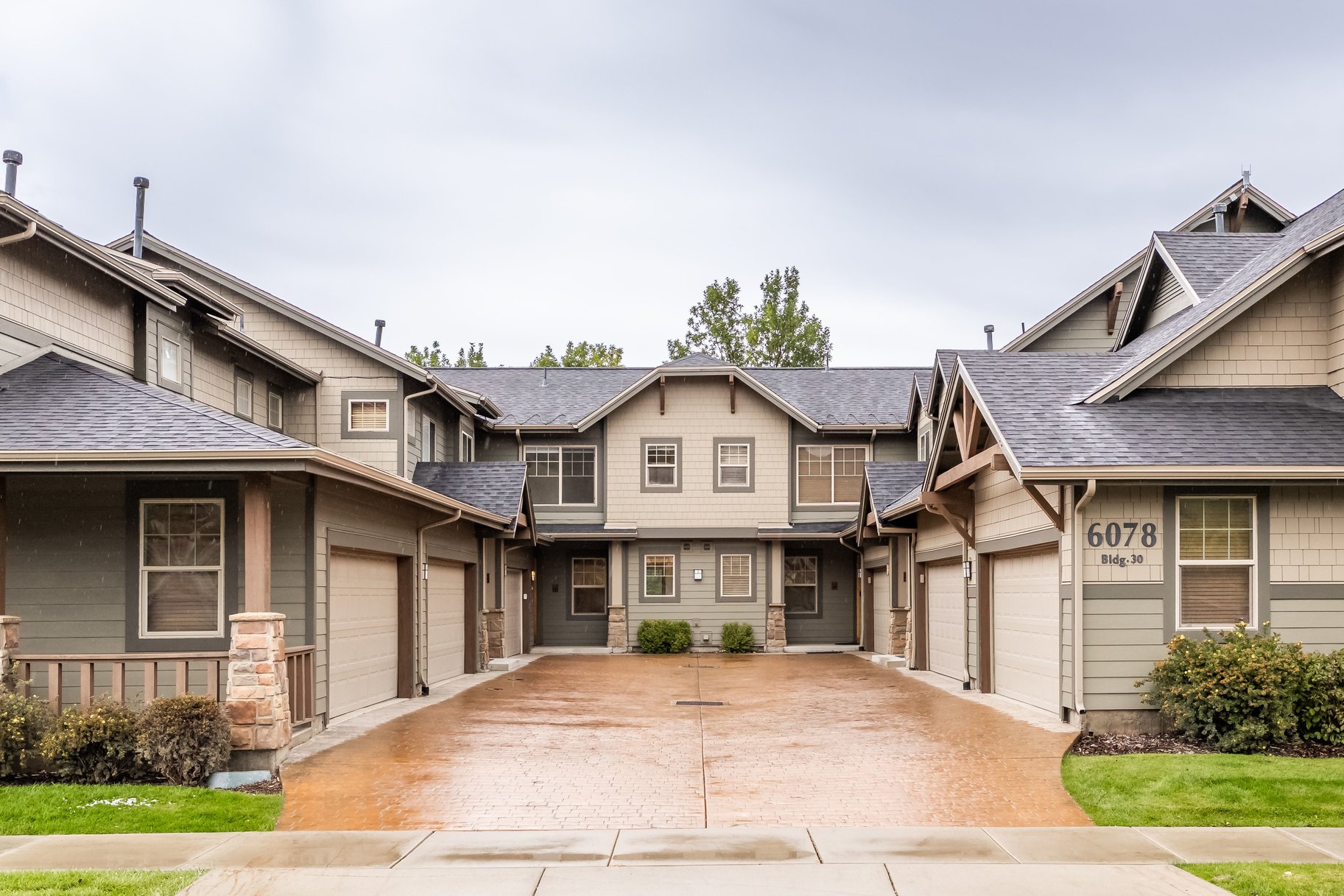  3-Bedroom Fox Point Townhome with 2-Car Garage & Newly Updated Kitchen - 物件實景