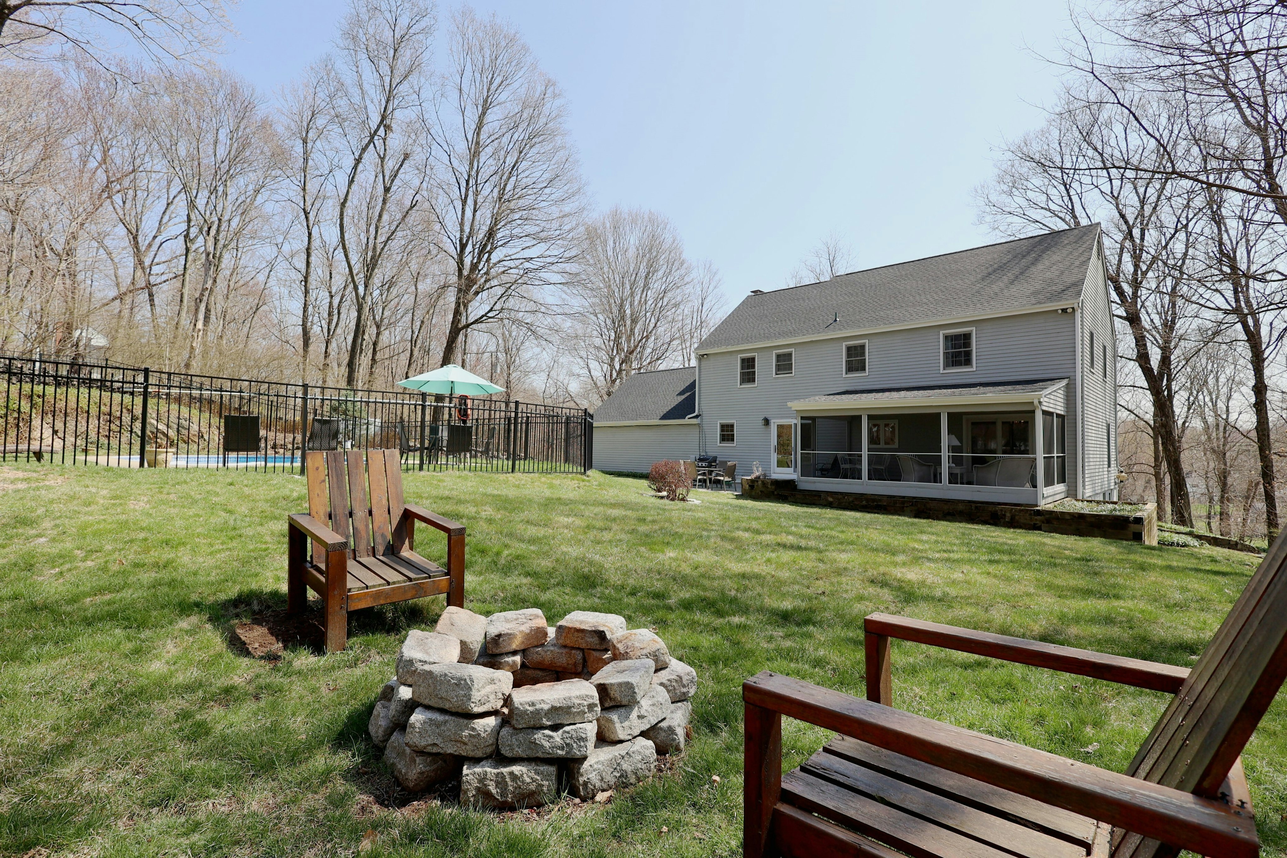  Classic New England Colonial - 物件實景