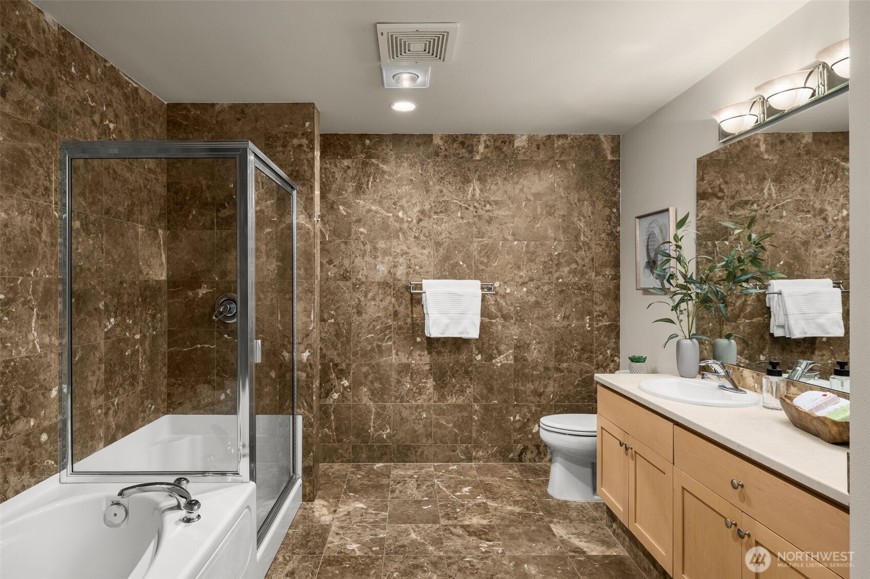 Kirkland, Washington, 98033, United States, 2 Bedrooms Bedrooms, ,2 BathroomsBathrooms,Residential,For Sale,1885386
