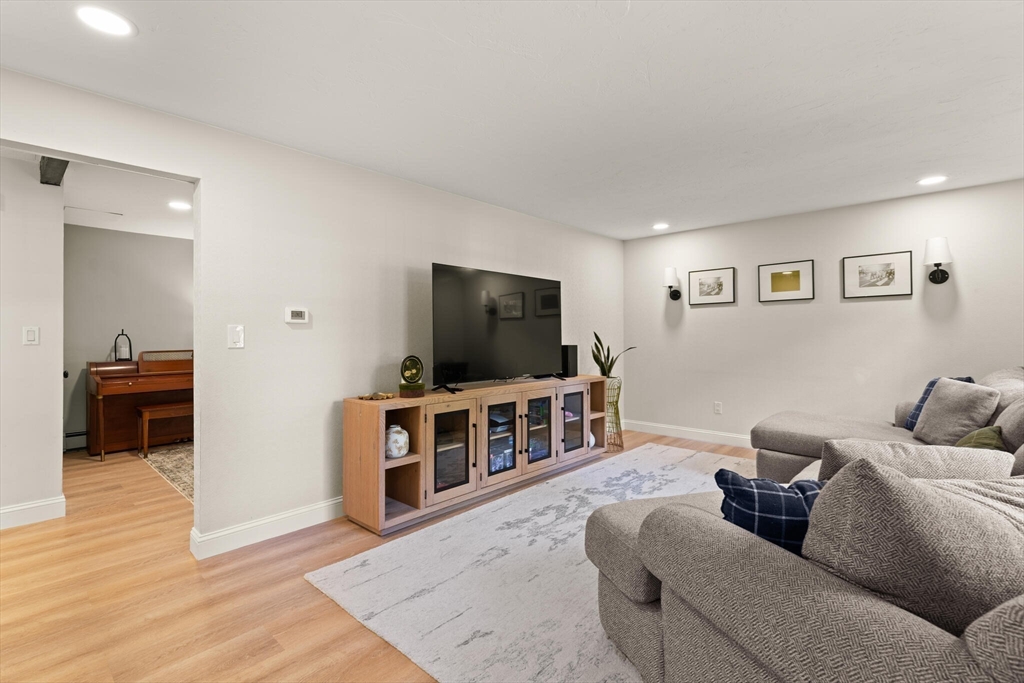 Easton, Massachusetts, 02356, United States, 3 Bedrooms Bedrooms, ,2 BathroomsBathrooms,Residential,For Sale,1960766