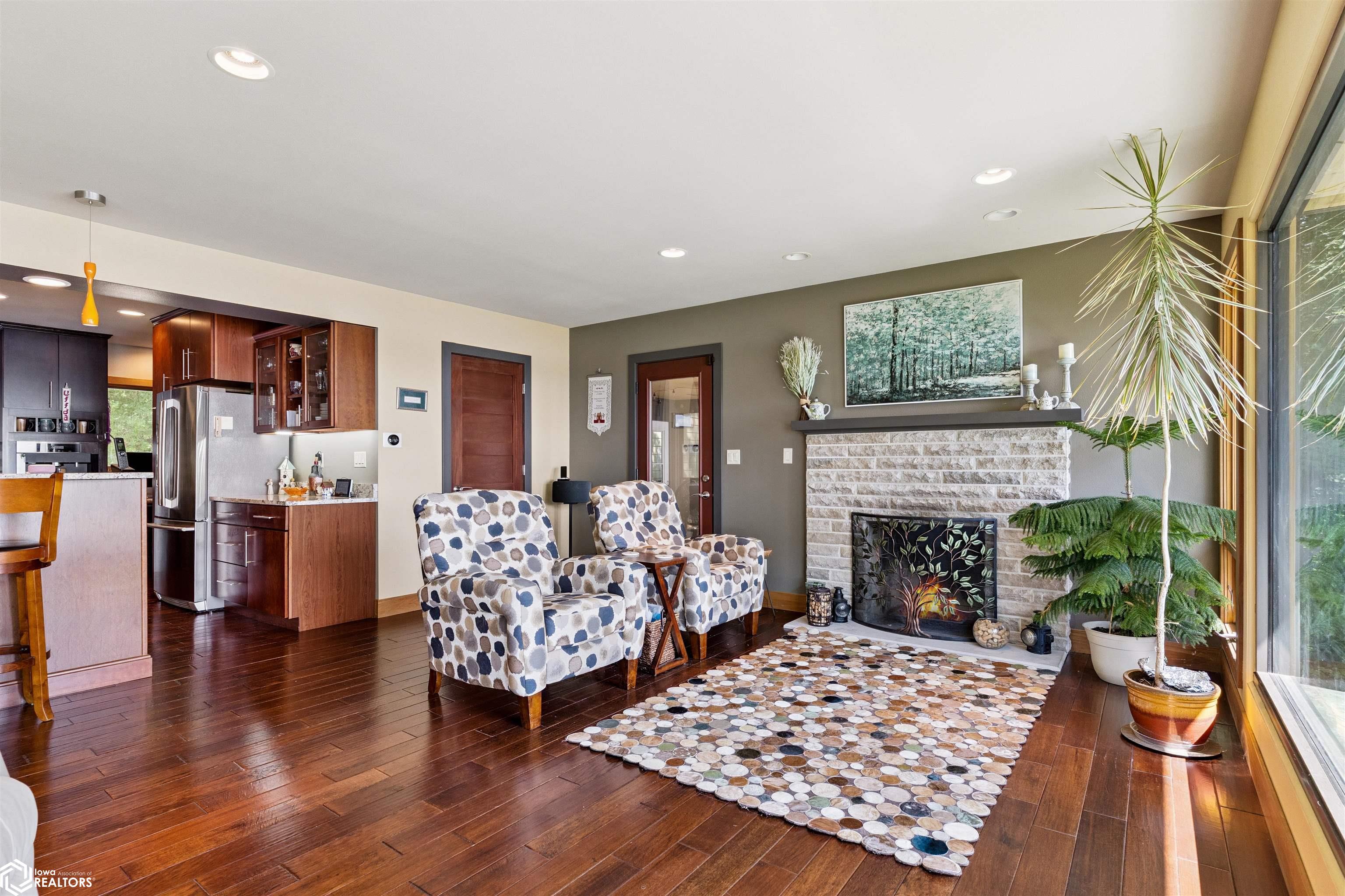 Burlington, Iowa, 52601, United States, 3 Bedrooms Bedrooms, ,3 BathroomsBathrooms,Residential,For Sale,1879200