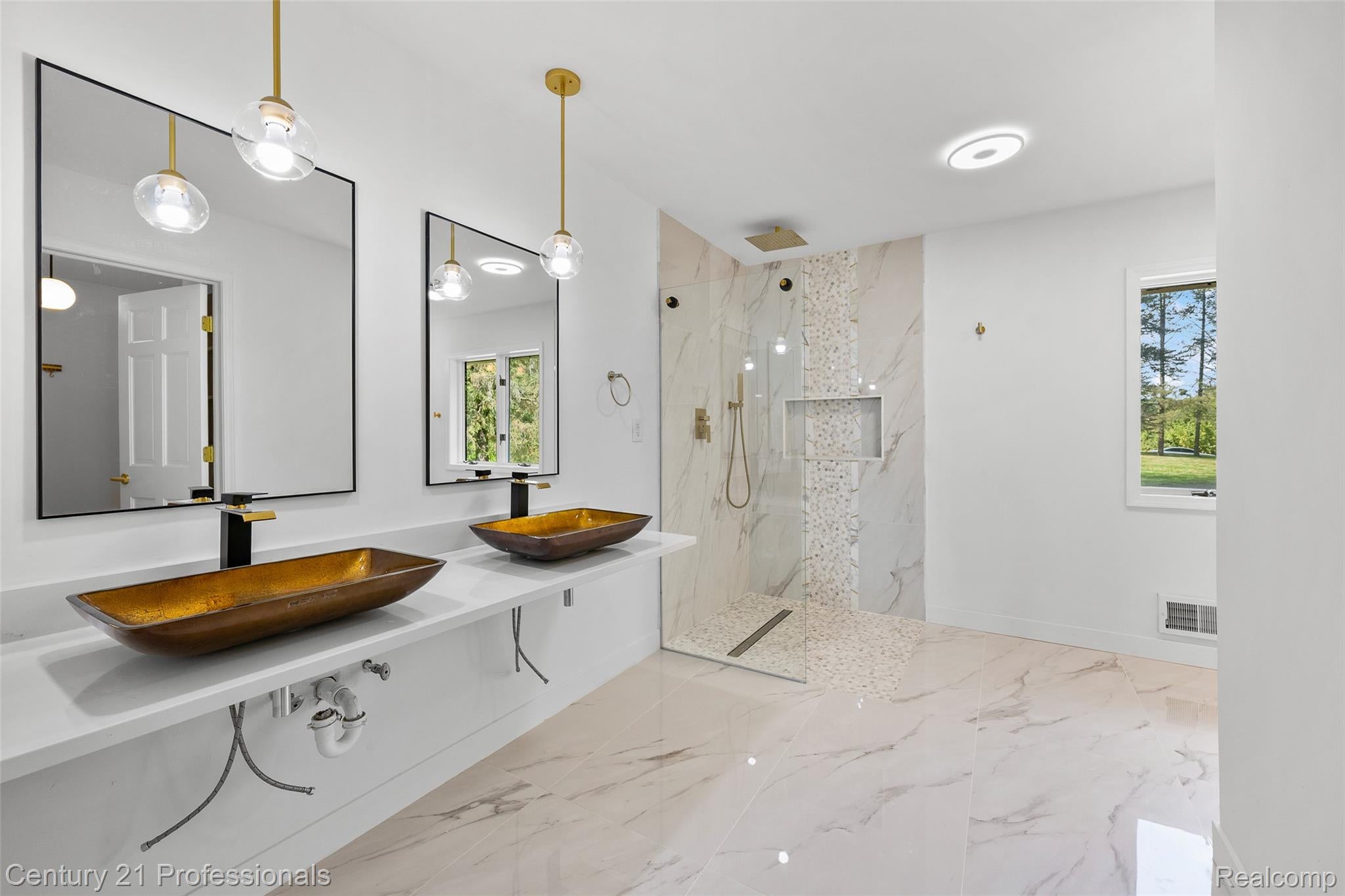 Davisburg, Michigan, 48350, United States, 5 Bedrooms Bedrooms, ,4 BathroomsBathrooms,Residential,For Sale,1982233